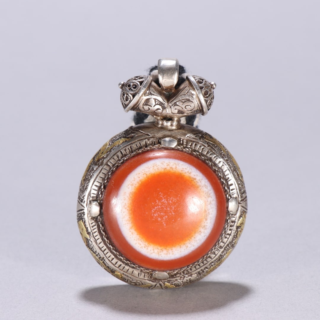 A beautiful silver-inlaid sheep's eye agate pendant (1 of 9)