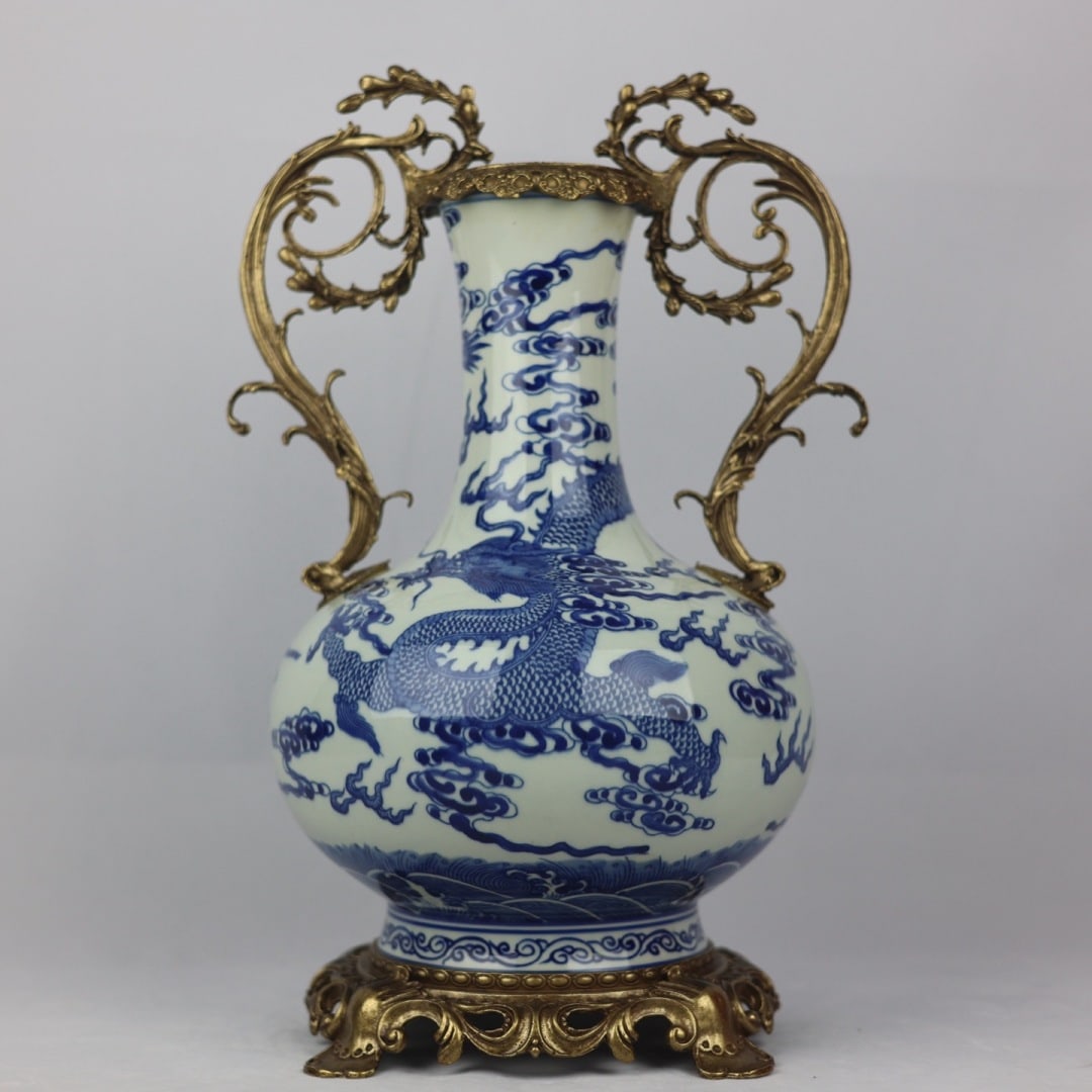 A fine blue-and-white double-handled appreciation vase with cloud and dragon patterns inlaid with: Exquisite blue-and-white double-handled appreciation vase with cloud and dragon patterns inlaid with copper lace Size: H: 42cm Calibre: 12cm D:28cm Bottom:18.5cm Size: H: 42cm Calibre: 12cm D:28cm Bot