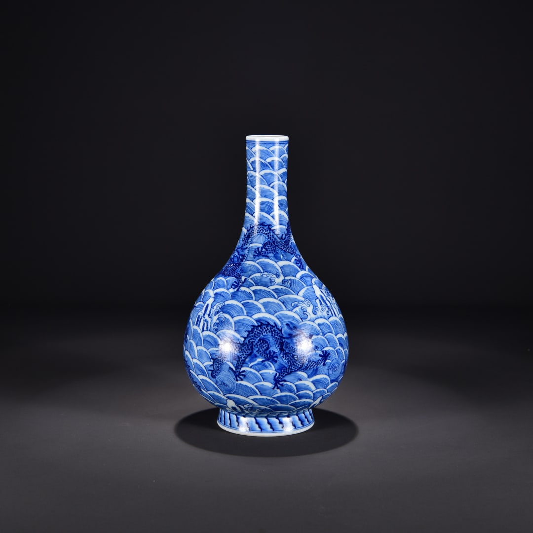 A blue and white sea water dragon pattern gall vase made during the Qianlong period of the Qing: A blue-and-white sea dragon pattern gall vase made during the Qianlong period of the Qing Dynasty Size: H:30x W: 17 Size: H:30x W: 17 (The Dimensions Of All Batches Are Manually Measured.If You Need M