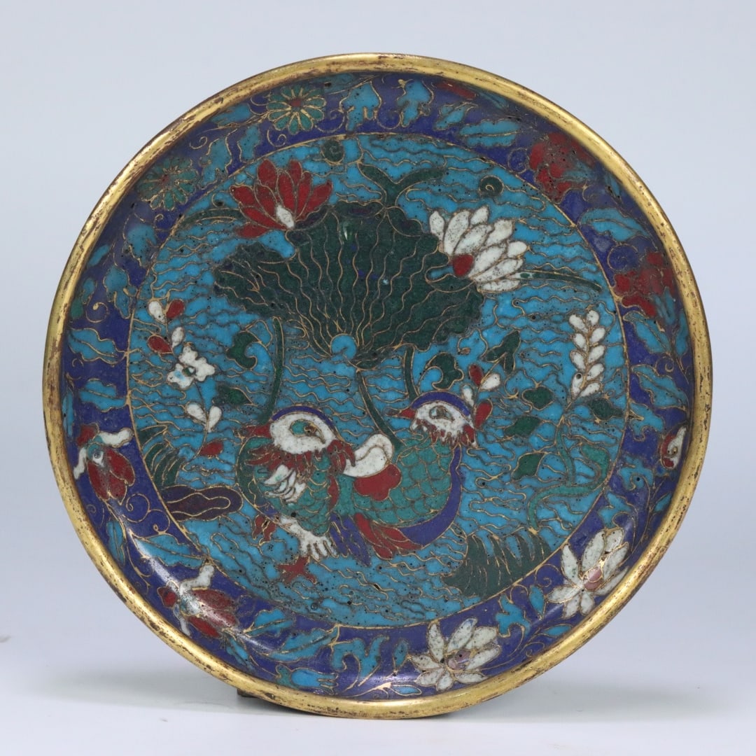 A Ming Dynasty Wanli period plate featuring mandarin ducks playing with water patterns: Ming Dynasty Wanli period cloisonne mandarin duck playing with water patterned plate Size: 13.9 x 1.6 cm; Weight: 0.35 kg. The Dimensions Of All Batches Are Manually Measured. If You Need More Detaile