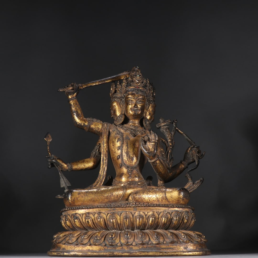 A beautifully gilded bronze statue of Manjushri Bodhisattva: Exquisite gilt bronze statue of Manjushri Bodhisattva Size: H: 33cm W: 24cm W: 4.8732 kg Size: H: 33cm W: 24cm W: 4.8732 kg (The Dimensions Of All Batches Are Manually Measured.If You Need More Detail