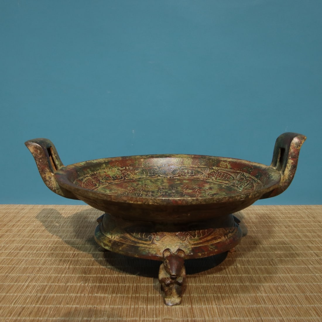 A fine bronze bear's paw plate inscription: Exquisite bronze bear-foot plate inscription Size: L: 25cmx W: 21.5cmx H:13.5cm W: 1.85 kg Size: L: 25cmx W: 21.5cmx H:13.5cm W: 1.85 kg (The Dimensions Of All Batches Are Manually Measured.If You Nee