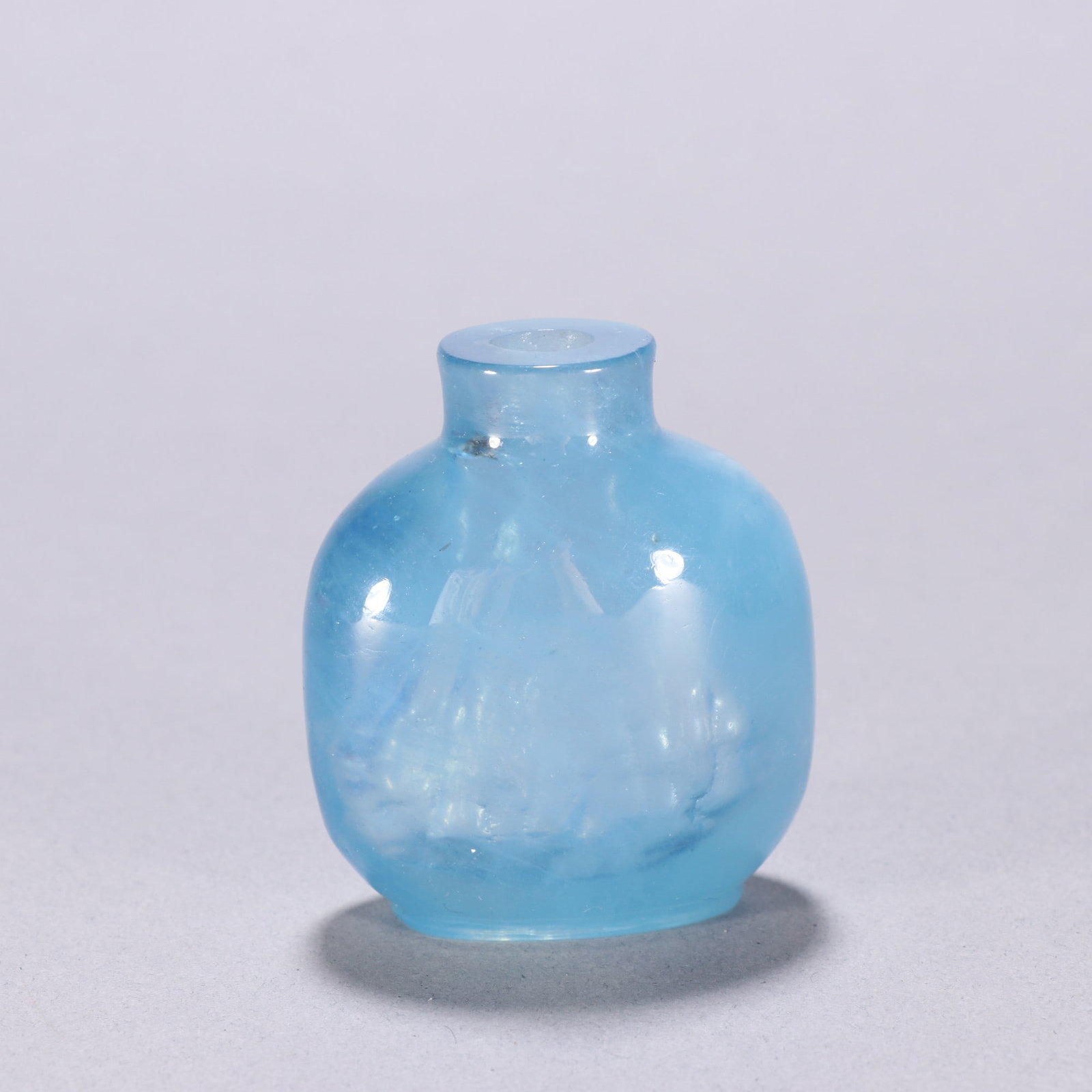 A Qing Dynasty aquamarine snuff bottle: The Aquamarine snuff bottle from the Qing Dynasty Size: H:5.4cm W: 4.7cm W: 0.0748kg Size: H:5.4cm W: 4.7cm W: 0.0748kg (The Dimensions Of All Batches Are Manually Measured.If You Need More Detailed