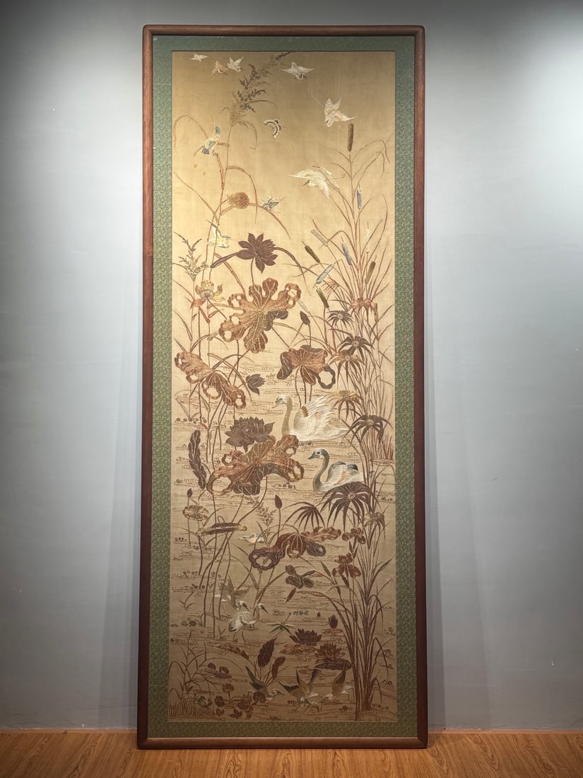 A Qing Dynasty gold-embroidered lotus pond with a charming charm: The Qing Dynasty's gold-embroidered lotus pond is charming and tranquil Size:272x108 cm Size:272x108 cm (The Dimensions Of All Batches Are Manually Measured.If You Need More Detailed Information,
