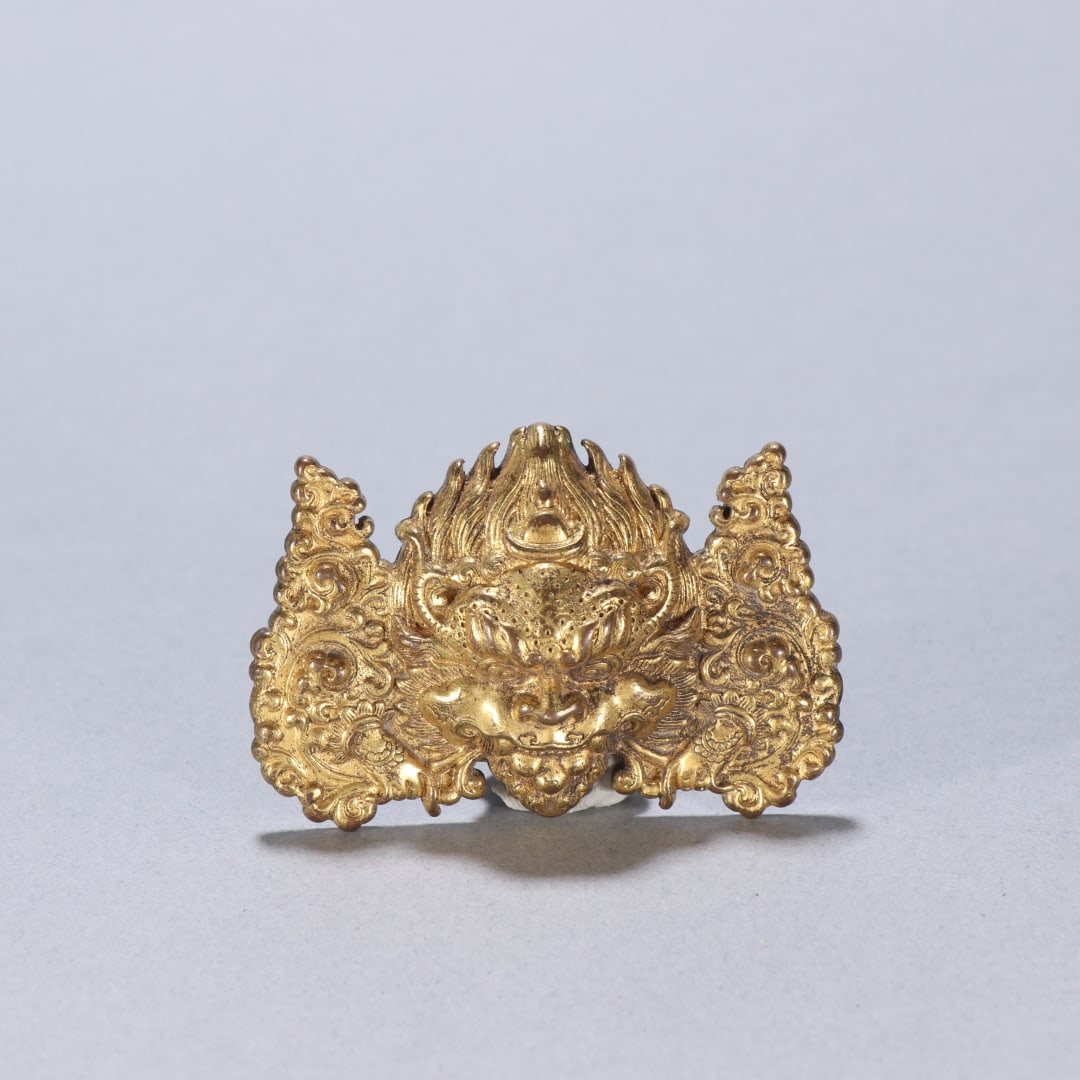 A beautifully gilded copper chibaza pendant: Exquisite gilt copper chibaza pendants Size: H: 4.1cm W: 6.2cm W: 0.0411 kg Size: H: 4.1cm W: 6.2cm W: 0.0411 kg (The Dimensions Of All Batches Are Manually Measured.If You Need More Detailed