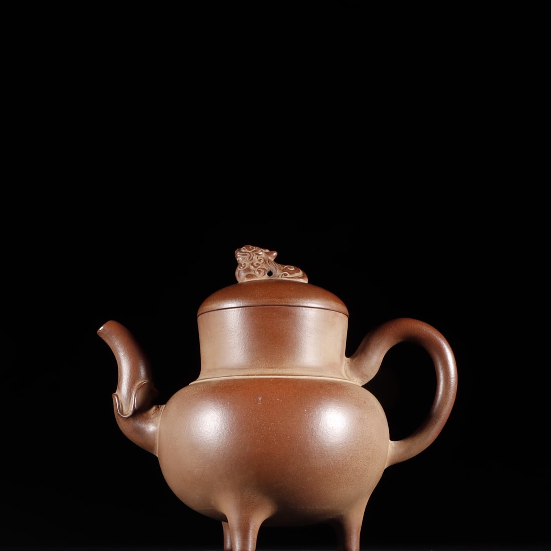 A delicate three-legged zisha teapot with an auspicious beast knob: Exquisite Auspicious Beast Knob Three-Legged Holding Teapot Yixing Teapot Size: H: 15.5cm 18cm Size: H: 15.5cm 18cm (The Dimensions Of All Batches Are Manually Measured.If You Need More Detailed