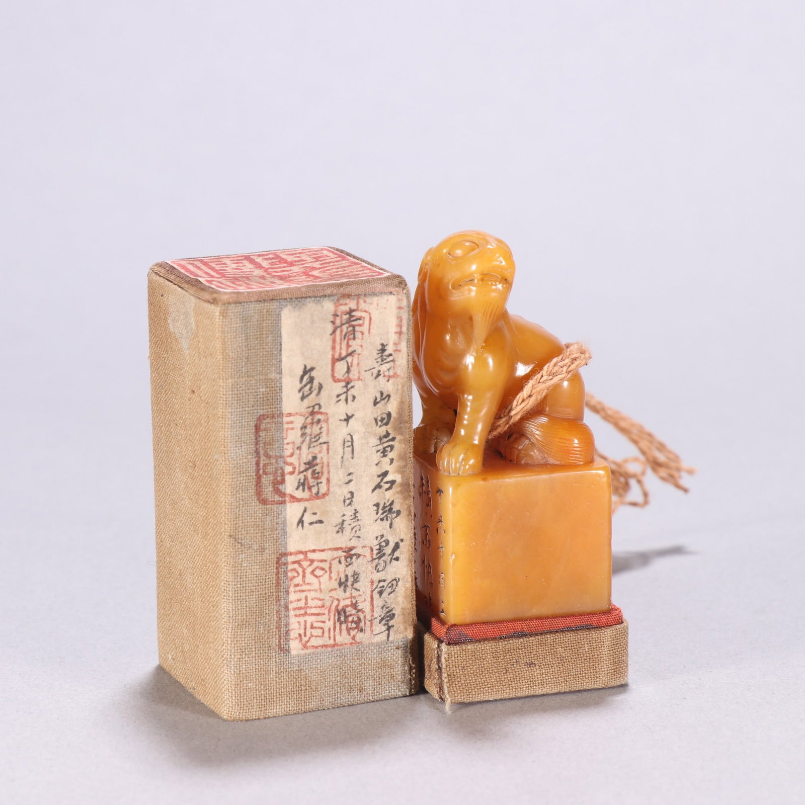 A Jiang Ren Tianhuang stone auspicious beast knob seal: Jiang Ren's Tianhuang Stone Auspicious Beast Knob Seal Size: H:6.5cm W: 2.5cm W: 0.0748kg Size: H:6.5cm W: 2.5cm W: 0.0748kg (The Dimensions Of All Batches Are Manually Measured.If You Need More