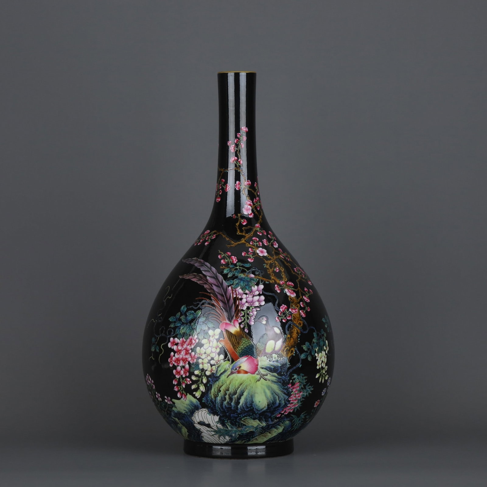 A Qing Dynasty Yongzheng period jar with ink ground famille rose brocade pheasant floral poetry and: A gallbladder vase with ink ground and famille rose brocade chicken floral poetry and prose made during the Yongzheng period of the Qing Dynasty Size: H: 35.7cm Belly diameter: 18.6cm Size: H: 35.7cm 