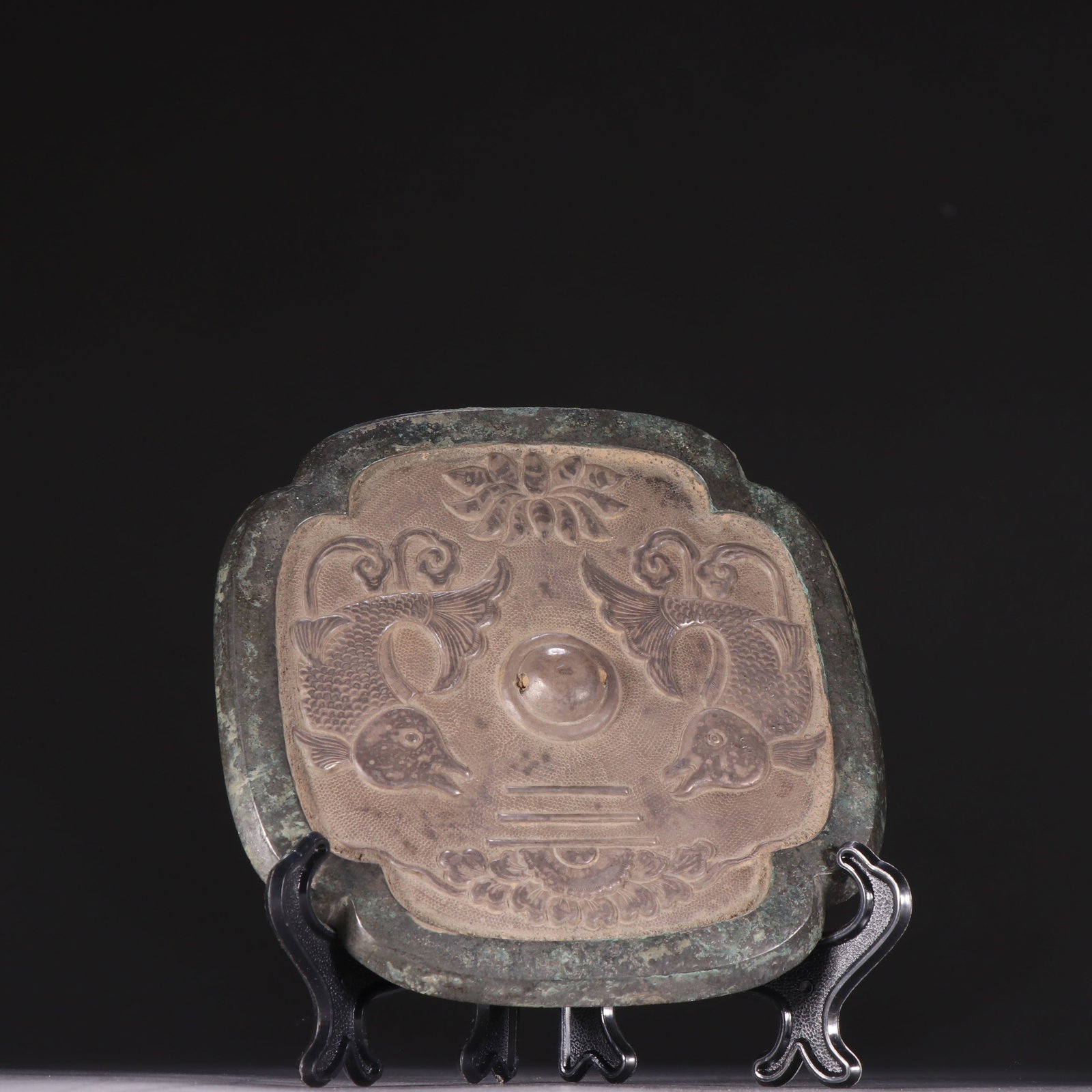 A Han Dynasty bronze mirror with double fish patterns: A bronze mirror with double fish patterns from the Han dynasty Size: W: 14.3cm W: 0.6128kg Size: W: 14.3cm W: 0.6128kg (The Dimensions Of All Batches Are Manually Measured.If You Need More Detailed In