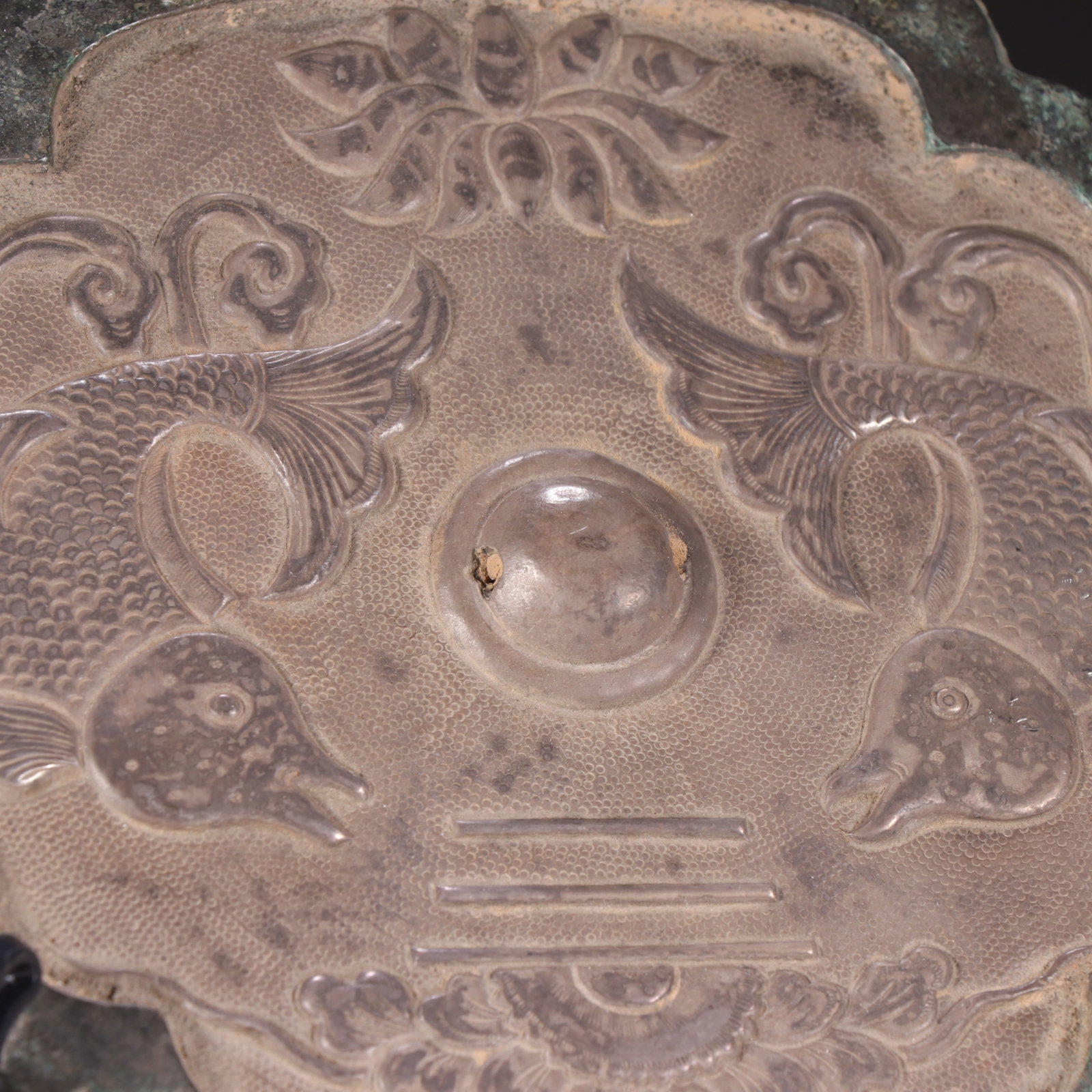 A Han Dynasty bronze mirror with double fish patterns - 2