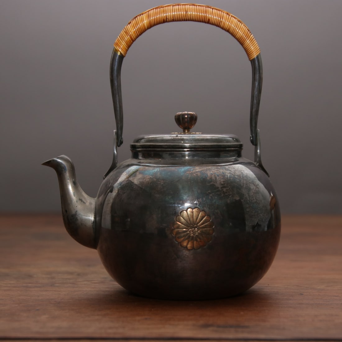 A finely crafted silver pot from Songrongtang: Exquisite silver pot Songrongtang Size: D:17cmH:20cm W: 0.56kg Size: D:17cmH:20cm W: 0.56kg (The Dimensions Of All Batches Are Manually Measured.If You Need More Detailed Information, Please Contact