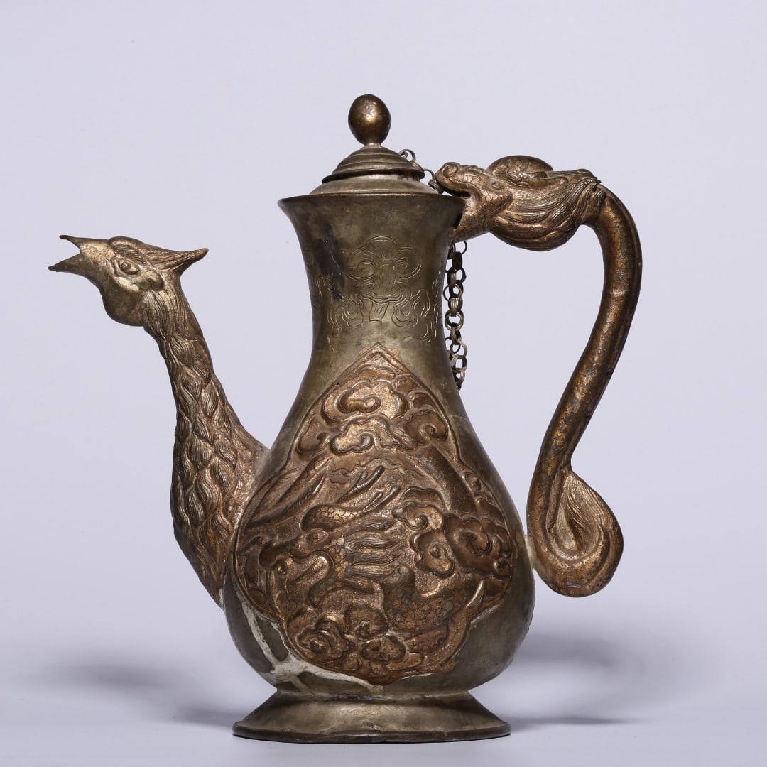 A Qing Dynasty bronze ewer with gilt dragon and phoenix motifs: A Qing Dynasty bronze ewer with gilt dragon and phoenix auspicious patterns Size: H: 17.5 cm L: 16 cm D: 8.5 cm W: 0.221 kg Size: H: 17.5 cm L: 16 cm D: 8.5 cm W: 0.221 kg (The Dimensions Of All Batch