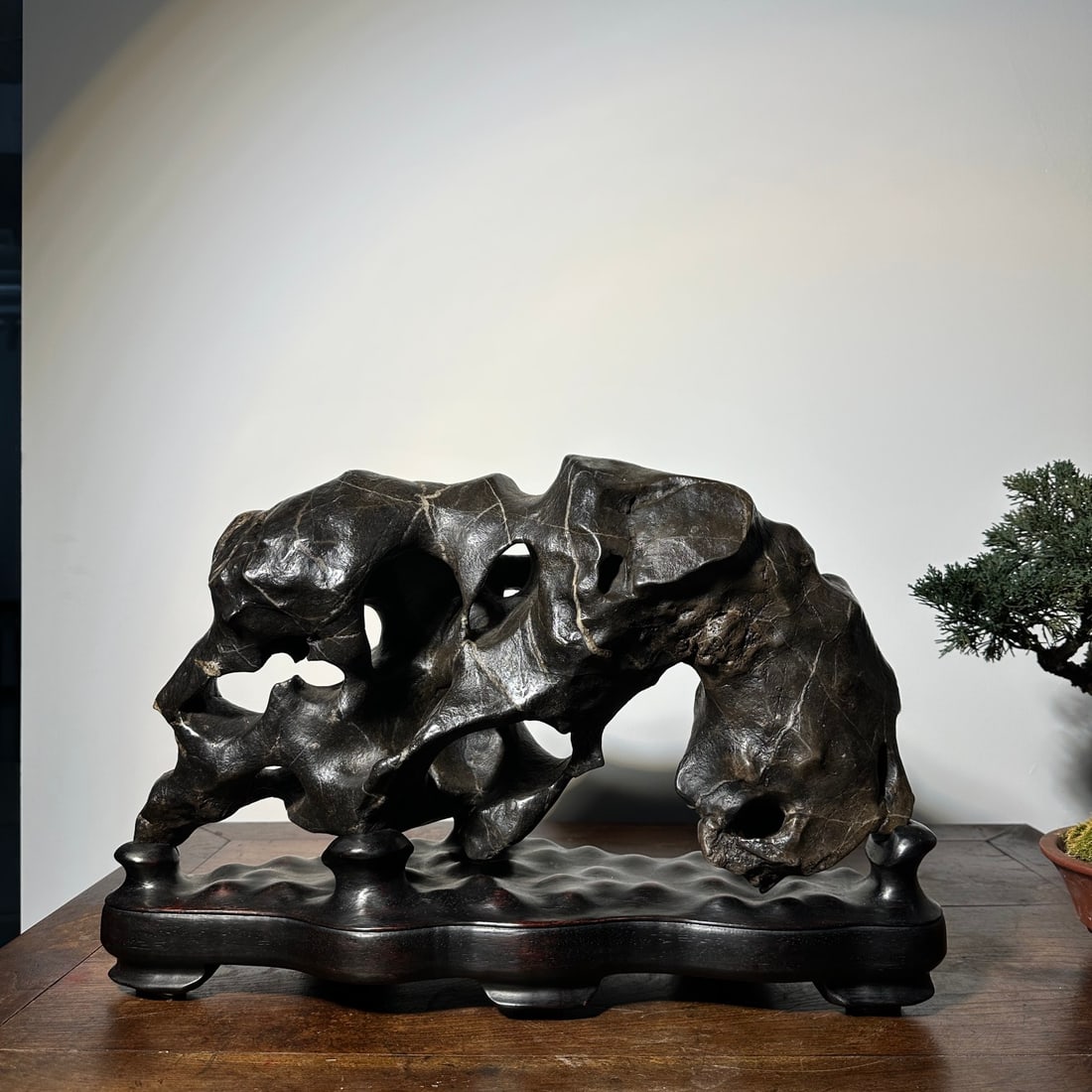 A beautiful piece of Taihu stone: Exquisite Taihu stones Size: L: 51cm H: 32cm T: 20cm Size: L: 51cm H: 32cm T: 20cm (The Dimensions Of All Batches Are Manually Measured.If You Need More Detailed Information, Please Contact Our Custom