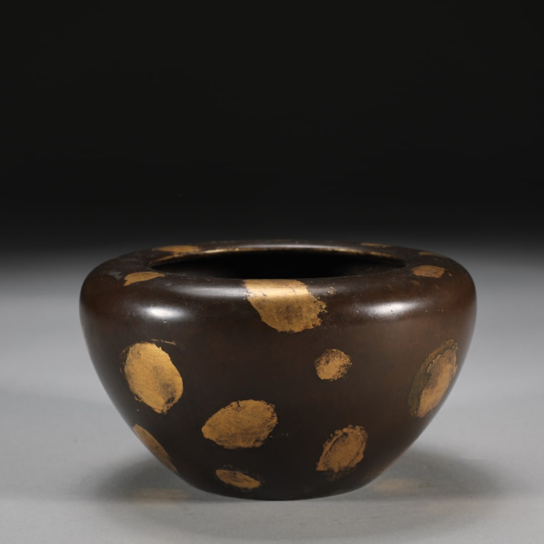 A Ming Dynasty finely cast bronze pot with gilded gold bowl style: Ming Dynasty finely cast bronze inlaid gold-dotting bowl-style furnace Size: H: 7.5cm Calibre 13.5cm W: 1.45 kg Size: H: 7.5cm Calibre 13.5cm W: 1.45 kg (The Dimensions Of All Batches Are Manually Mea