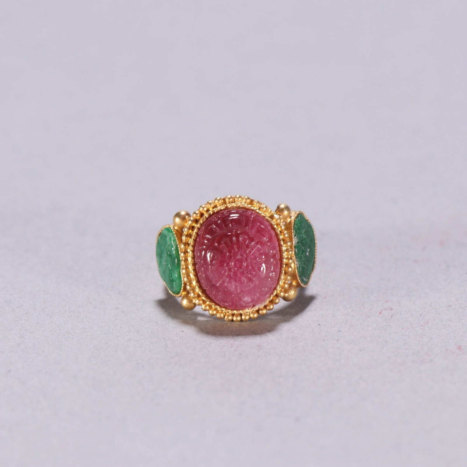 A Qing Dynasty silver gilt inlaid tourmaline patterned ring: A silver gilt inlaid tourmaline pattern ring from the Qing Dynasty Size: lnside diameter: 1.7cm W: 0.0062 kg Size: lnside diameter: 1.7cm W: 0.0062 kg (The Dimensions Of All Batches Are Manually Measu