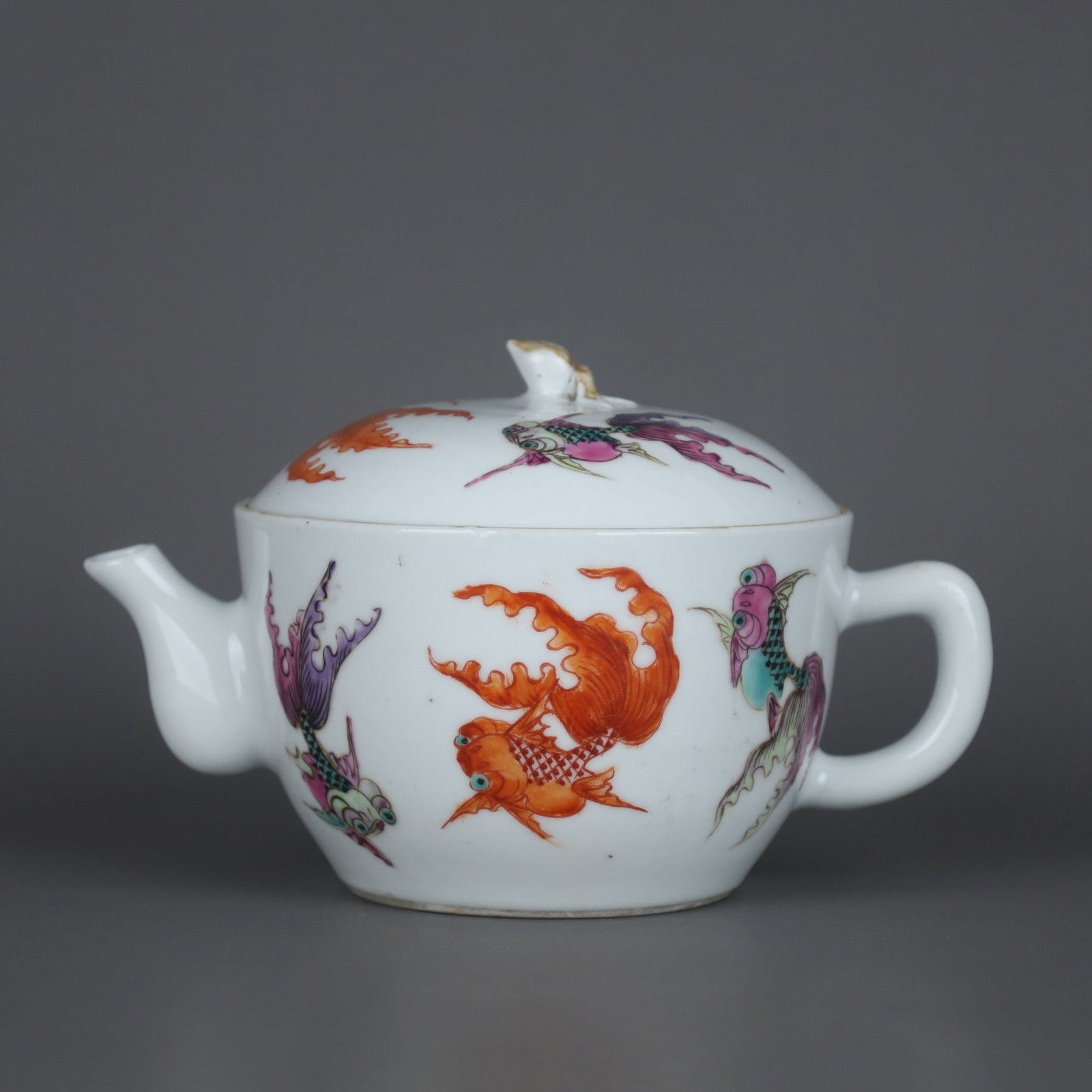 A famille rose tea pot made during the Tongzhi era of the Qing Dynasty, adorned with gold and jade (1 of 9)