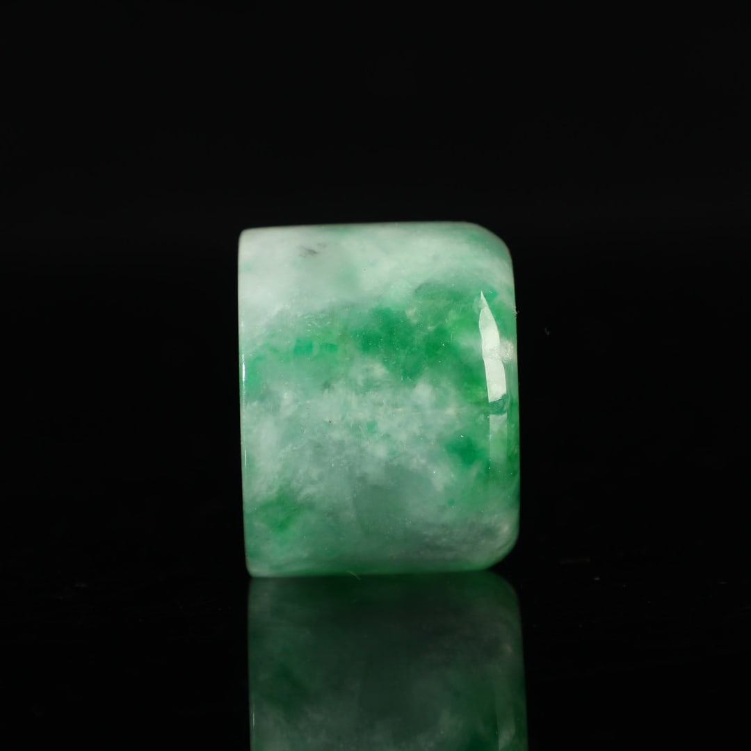 A beautiful jadeite thumb ring: Exquisite jadeite thumb ring Size: D: 3cm W: 0.033 kg Size: D: 3cm W: 0.033 kg (The Dimensions Of All Batches Are Manually Measured.If You Need More Detailed Information, Please Contact Our Customer S
