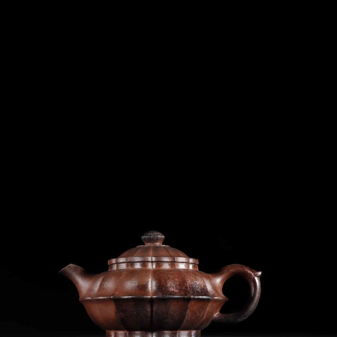 A finely crafted small Heling Yixing teapot (1 of 9)