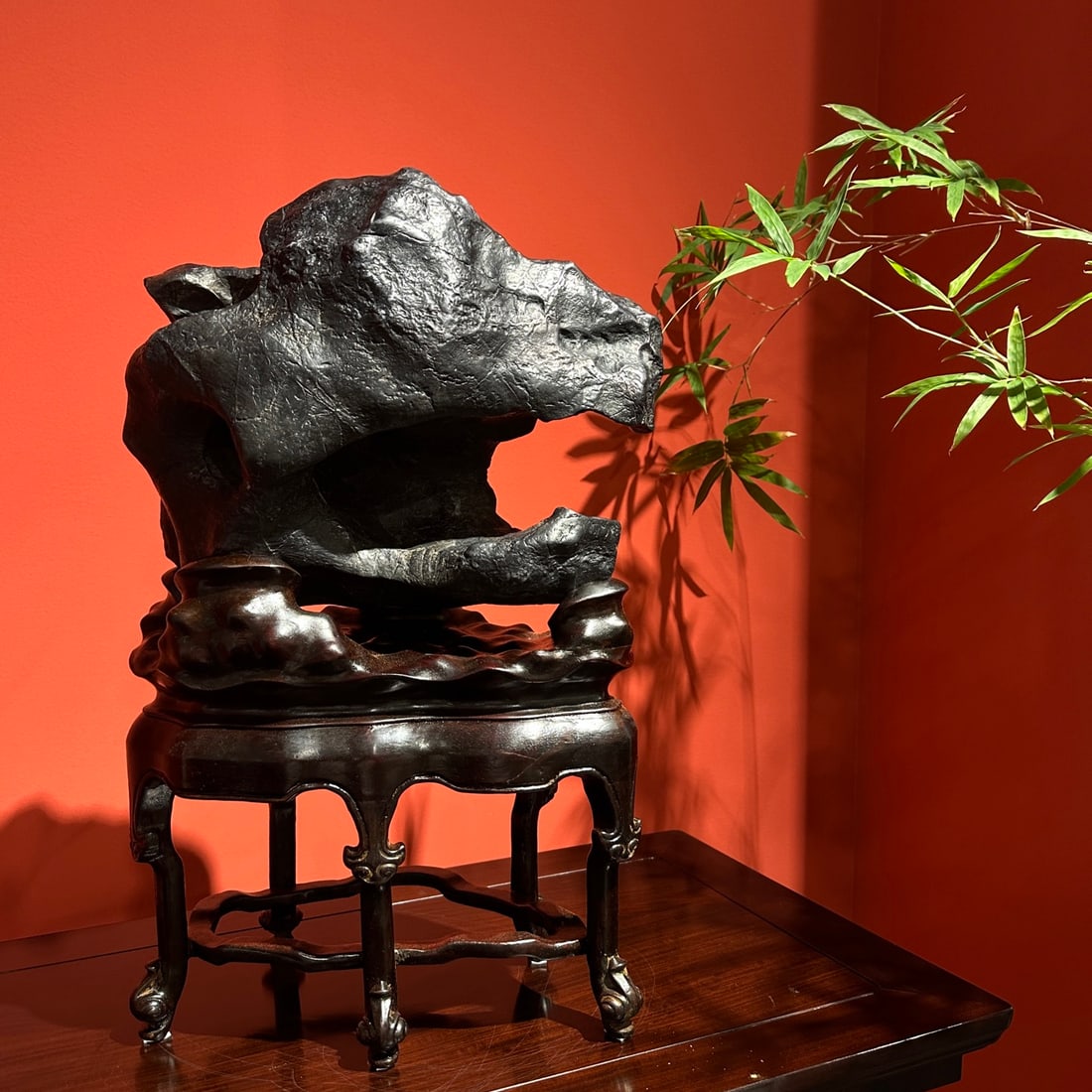 A beautiful Lingbi stone: Exquisite Lingbi stone Size: H: 50cm W:32cm T: 22cm Size: H: 50cm W:32cm T: 22cm (The Dimensions Of All Batches Are Manually Measured.If You Need More Detailed Information, Please Contact Our Customer