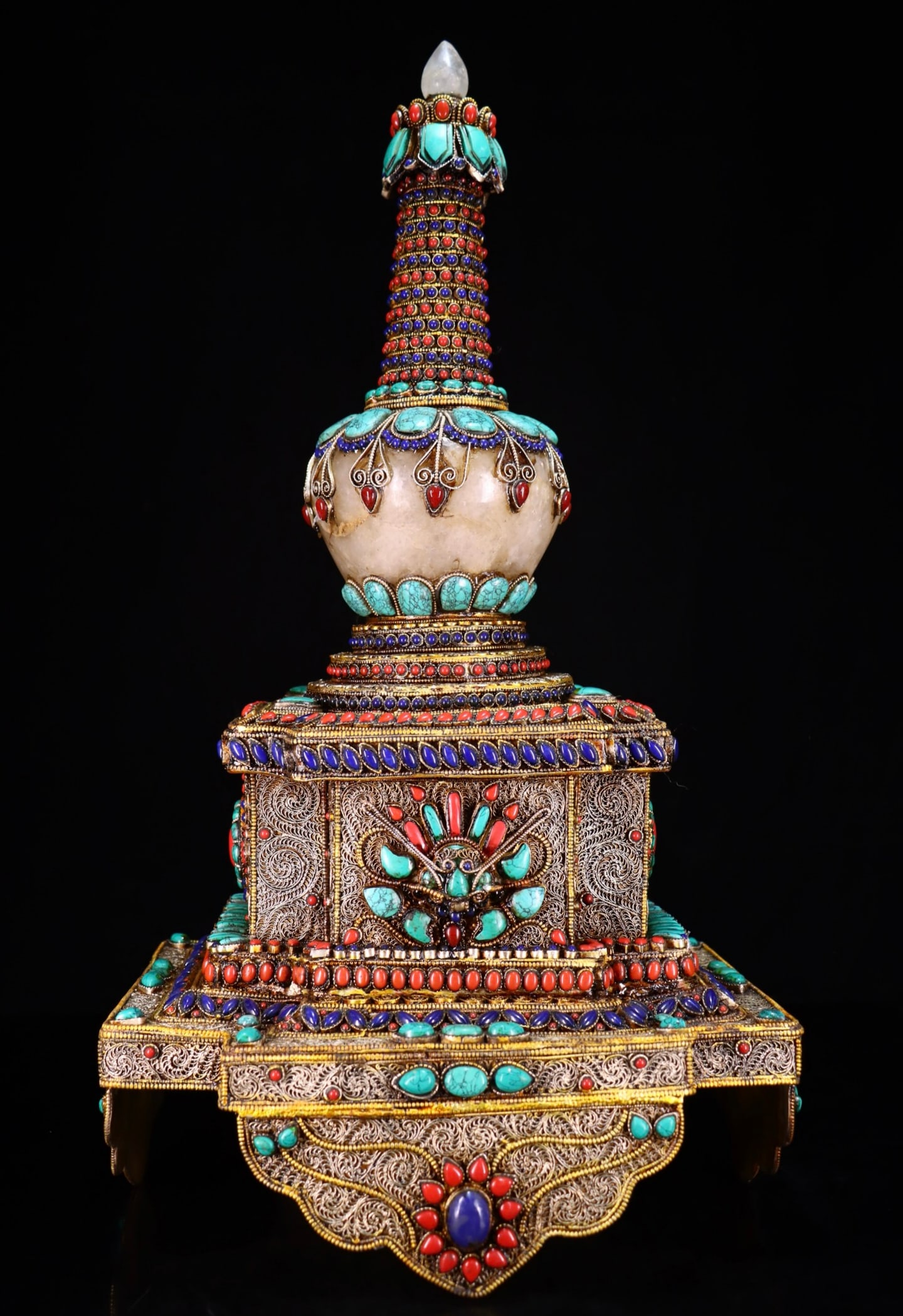 A beautiful gilded copper cloisonne inlaid crystal gemstone stupa: Exquisite gilt copper cloisonne inlaid crystal gemstone stupas Size: L: 28.5cm W:24cm H: 56cm Size: L: 28.5cm W:24cm H: 56cm (The Dimensions Of All Batches Are Manually Measured.If You Need More Detai