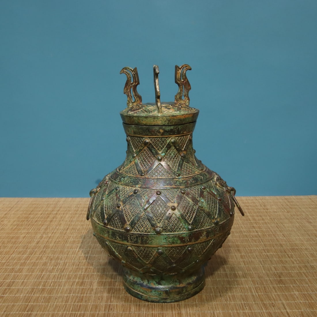 A fine bronze bottle with inscriptions (1 of 9)