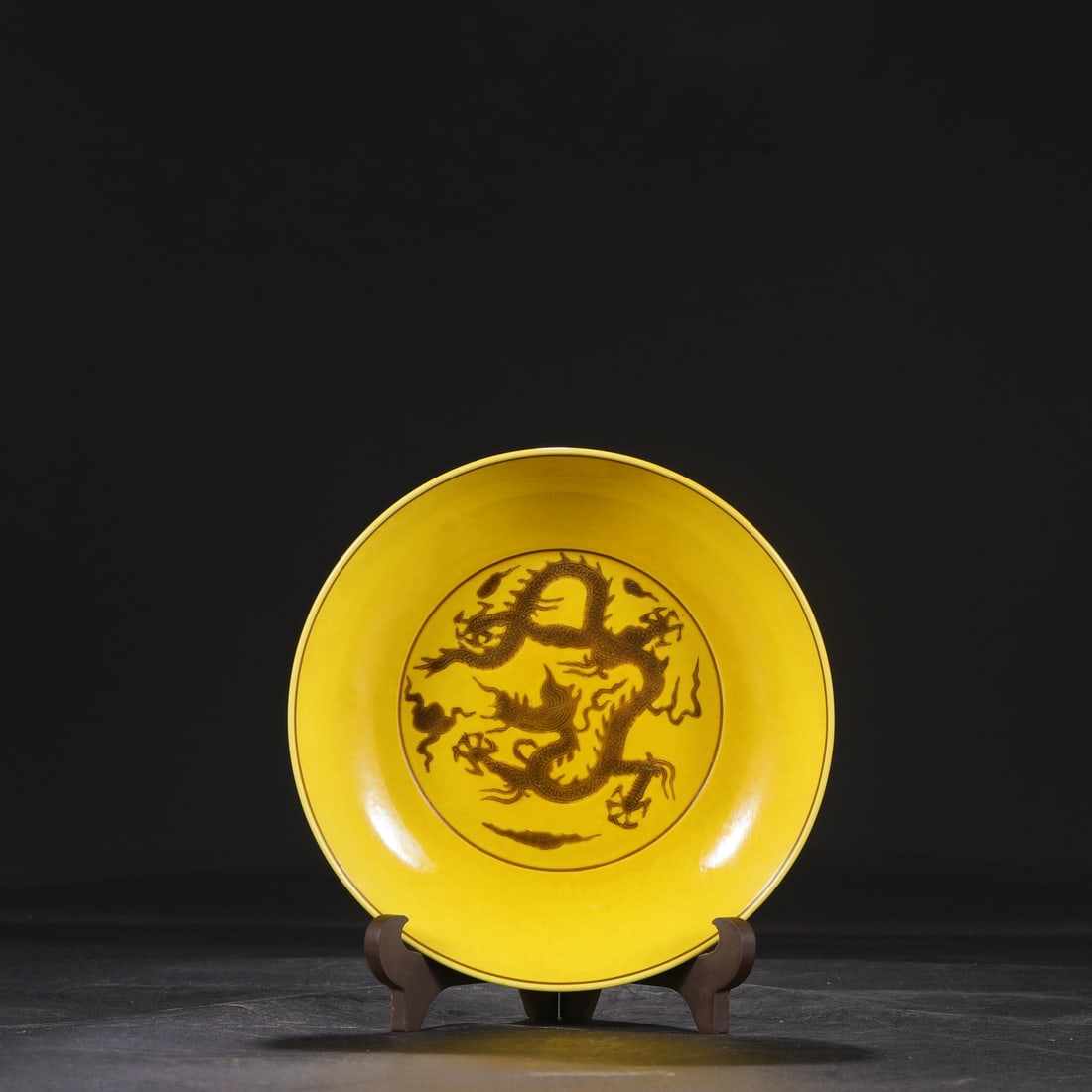 A large plate from the Ming Dynasty Chenghua with yellow ground and purple-gold glaze carved with (1 of 7)