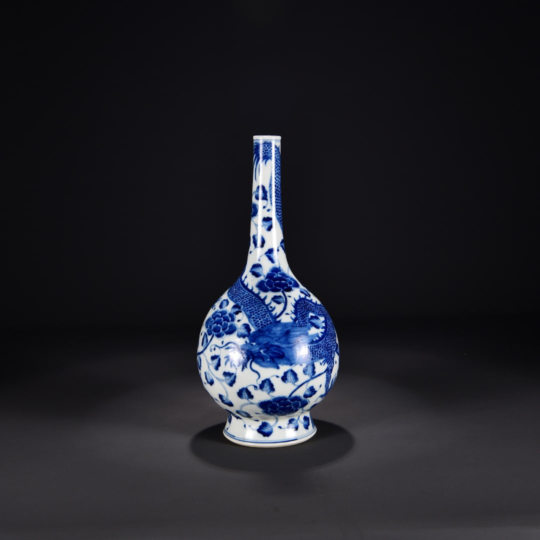 A Qing Dynasty Kangxi period blue-and-white bottle with dragon-pierced floral patterns: A blue and white bottle bottle with dragon-piercing patterns made during the Kangxi period of the Qing Dynasty Size: H:40x W: 19 Size: H:40x W: 19 (The Dimensions Of All Batches Are Manually Measured.