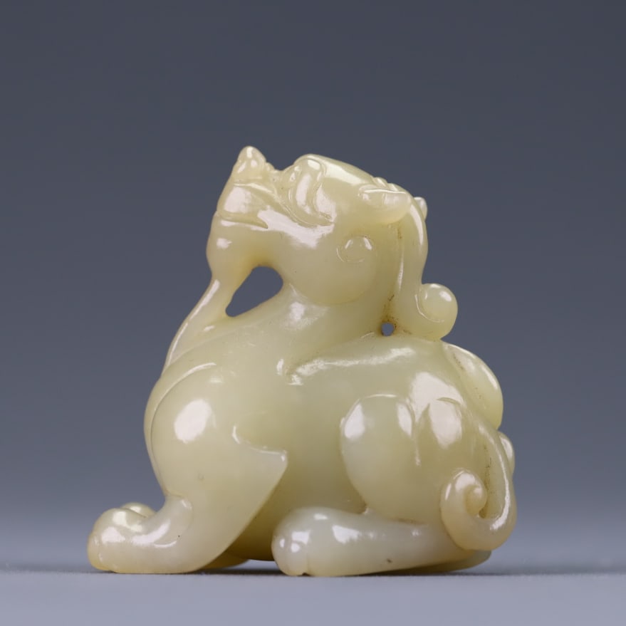 A Qing Dynasty old Hetian jade auspicious beast handle: An old Hetian jade auspicious beast piece from the Qing Dynasty Size:5.8x5.4x2.8cm W: 0.089 kg Size:5.8x5.4x2.8cm W: 0.089 kg (The Dimensions Of All Batches Are Manually Measured.If You Need More Deta