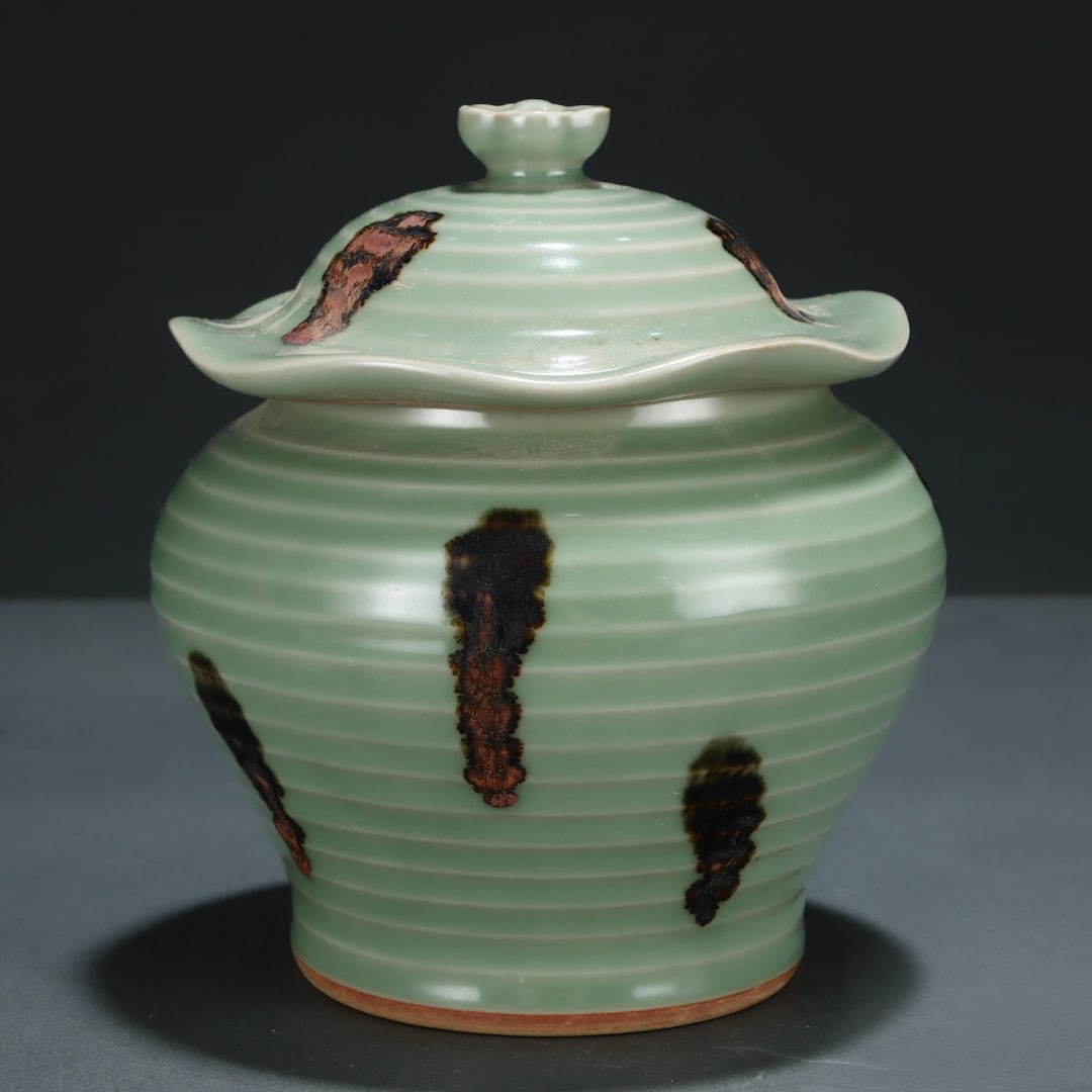 A Song Dynasty Longquan Kiln jar with a rotating lotus leaf lid (1 of 8)
