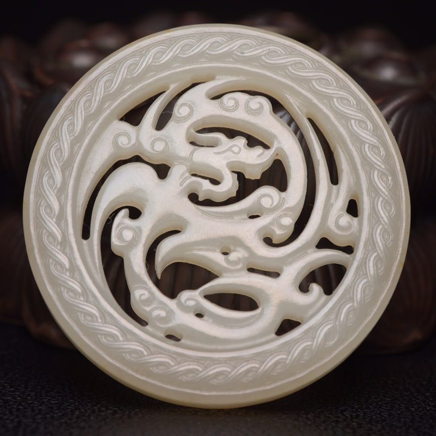 A beautiful Hetian jade dragon pendant (1 of 8)