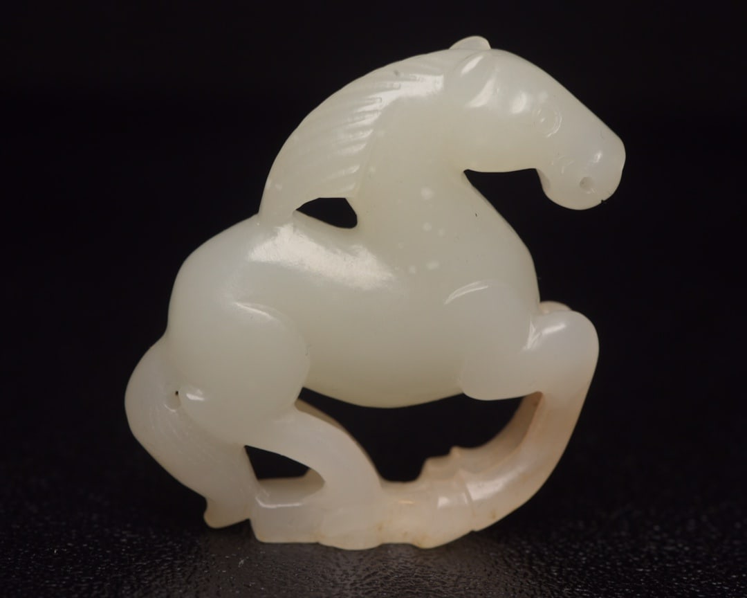 A beautiful Hetian jade horse: Exquisite Hetian jade horse Size:5.6x5.0x1.3 cm W: 0.043 kg Size:5.6x5.0x1.3 cm W: 0.043 kg (The Dimensions Of All Batches Are Manually Measured.If You Need More Detailed Information, Please Contact O