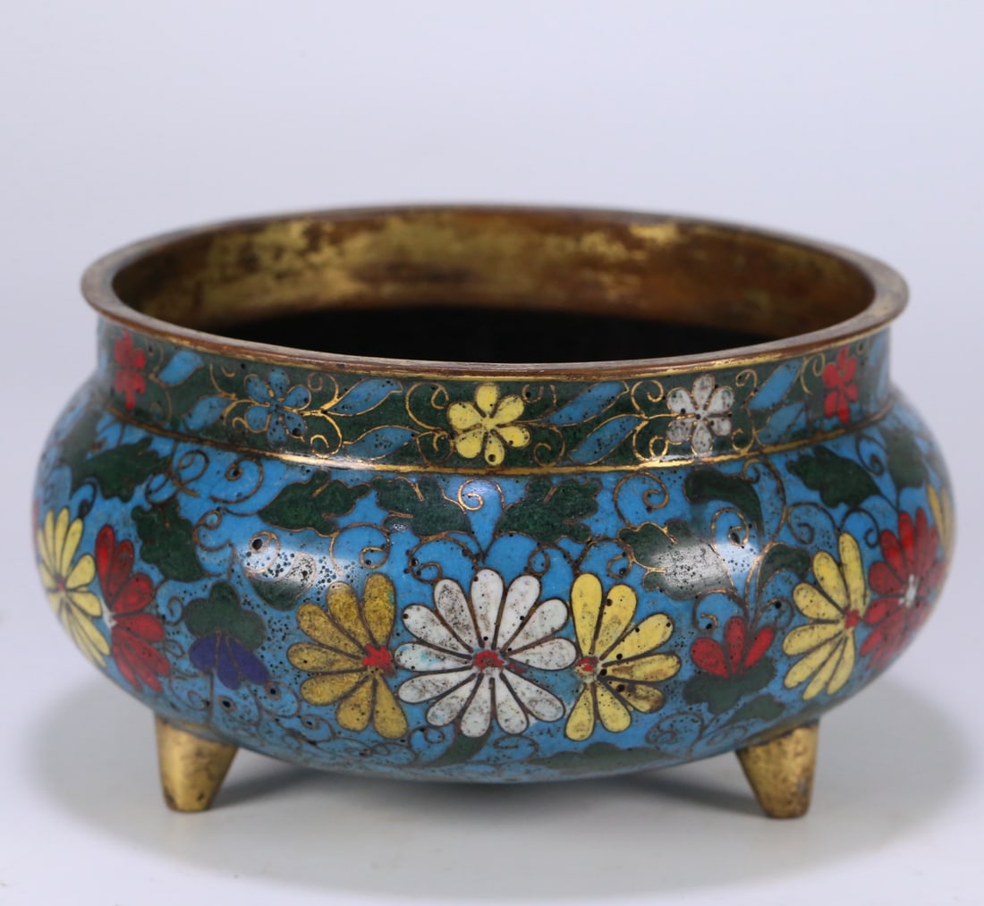 A Ming Dynasty cloisonne three-legged burner with entwined floral patterns: Ming Dynasty cloisonne three-legged censer with entwined floral patterns Size:14x8 cm W: 0.5912 kg Size:14x8 cm W: 0.5912 kg (The Dimensions Of All Batches Are Manually Measured.If You Need More Detai
