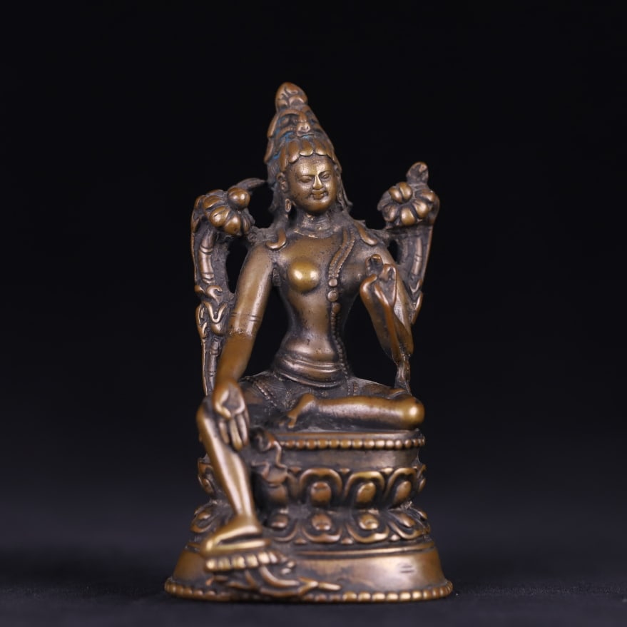 A seated statue of Tara with a bronze body from the Qing Dynasty: A green seated statue of Tara with copper body from the Qing Dynasty Size: H: 10.5cmbottom: 6x5cm W: 0.265 kg Size: H: 10.5cmbottom: 6x5cm W: 0.265 kg (The Dimensions Of All Batches Are Manually Measu