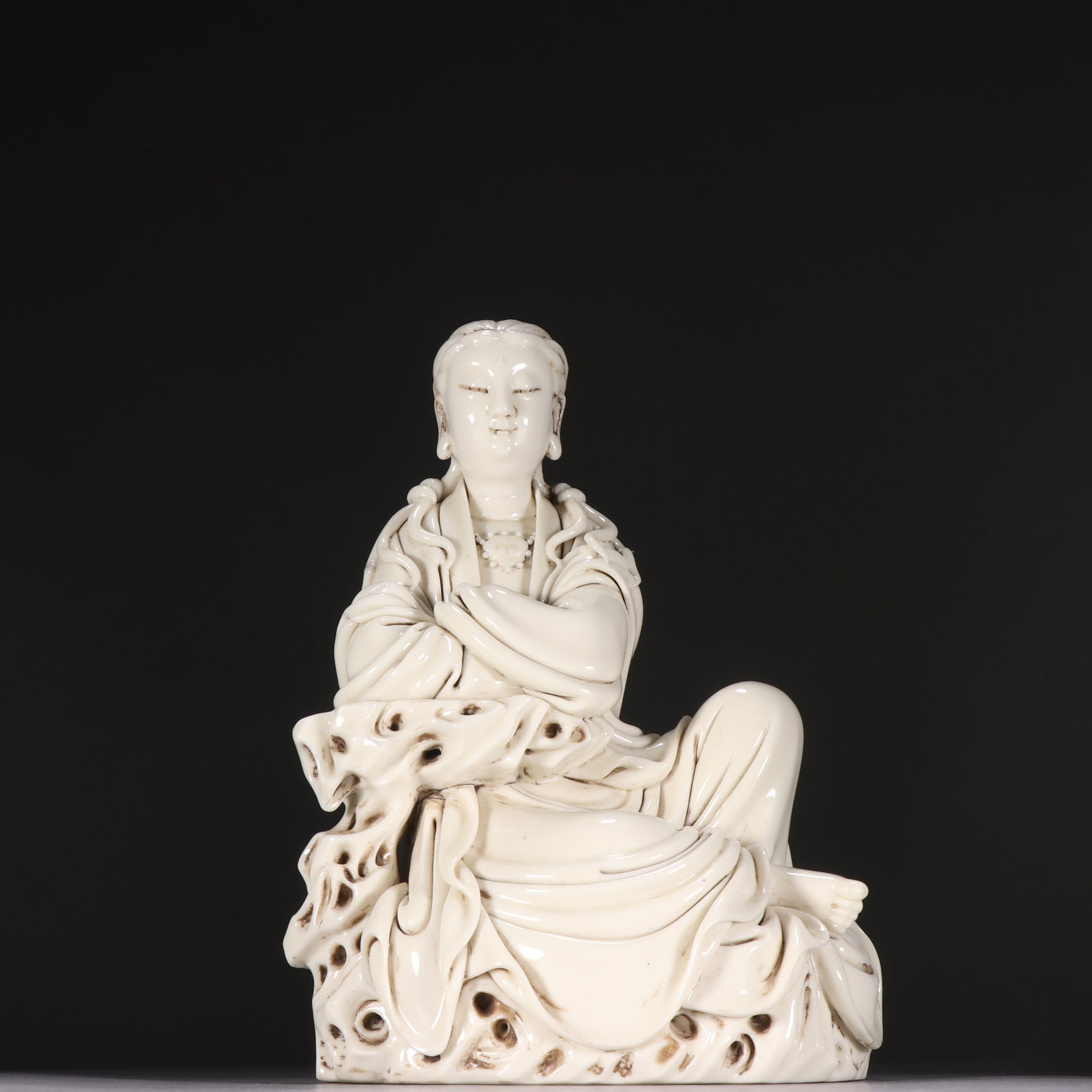 A white porcelain statue of the Free Guanyin from the Dehua Kiln of the Qing Dynasty: A white porcelain statue of the Free Guanyin from the Dehua Kiln of the Qing Dynasty Size: H:20cm W: 13.5cm Size: H:20cm W: 13.5cm (The Dimensions Of All Batches Are Manually Measured.If You Need More