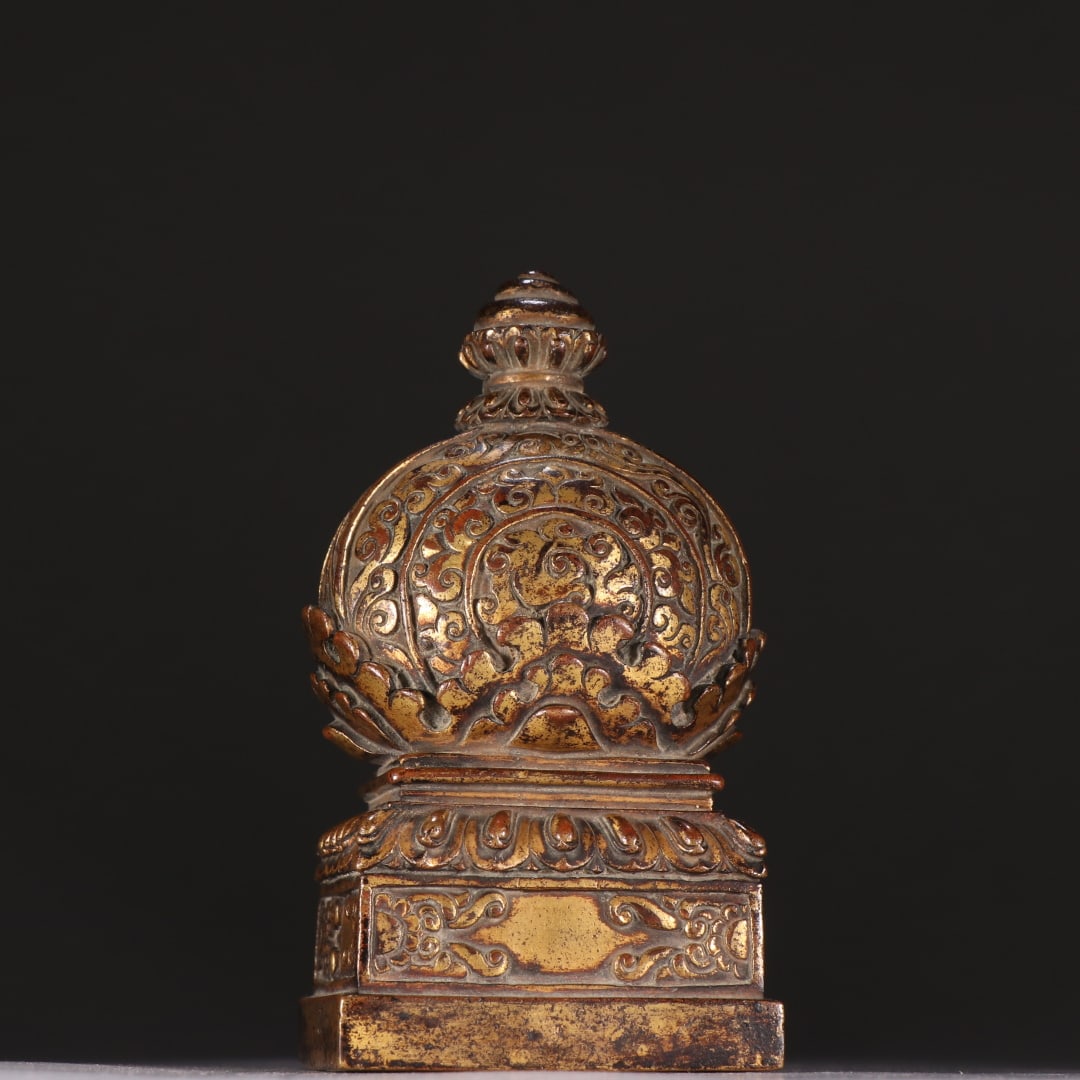A Qing Dynasty bronze gilt floral seal: A Qing Dynasty gilt bronze seal with floral patterns Size: H: 12.5cm W: 6.7cm W: 0.7567 kg Size: H: 12.5cm W: 6.7cm W: 0.7567 kg (The Dimensions Of All Batches Are Manually Measured.If You Need More D