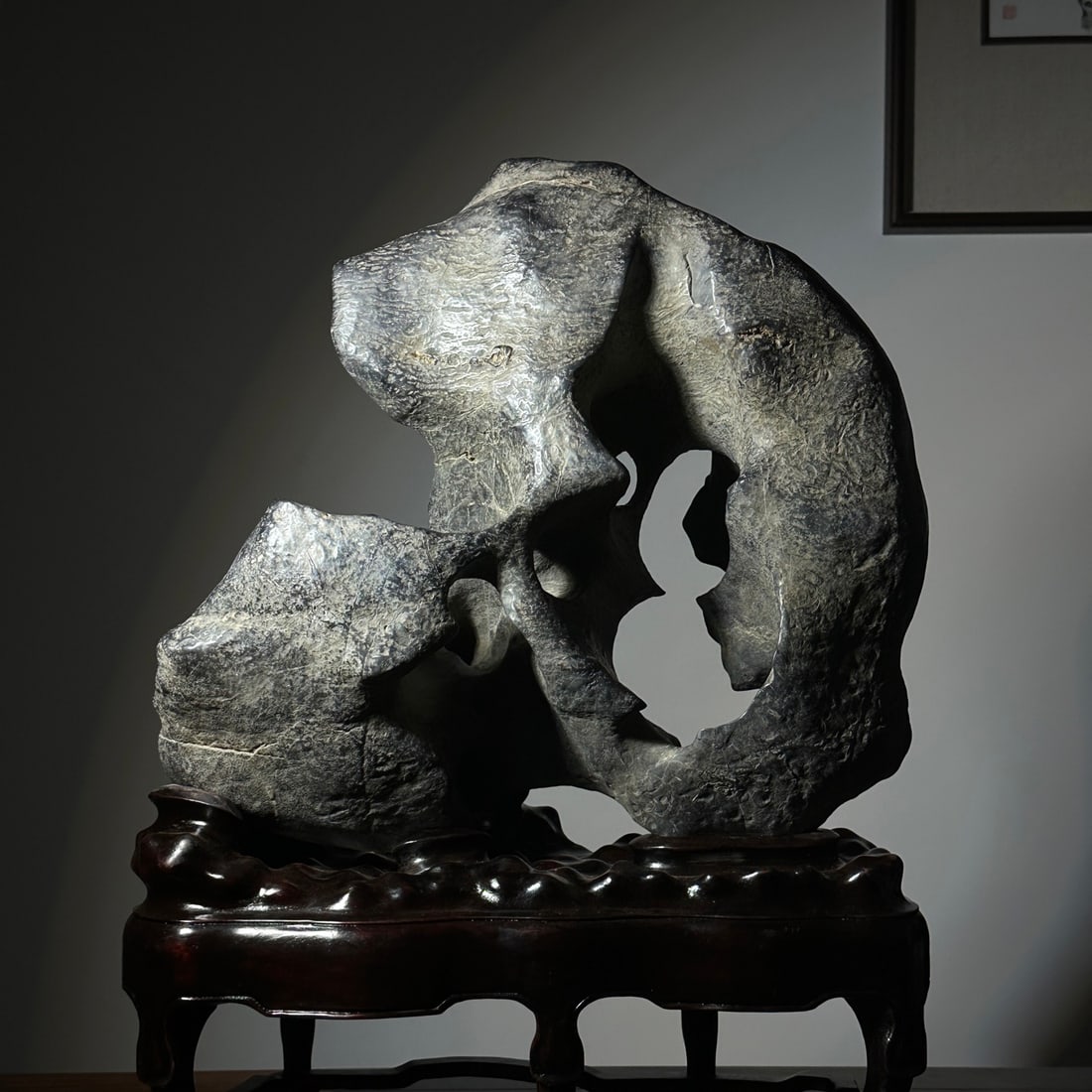 A beautiful piece of Taihu stone: Exquisite Taihu stones Size: H: 66cm W:46cm T: 25cm Size: H: 66cm W:46cm T: 25cm (The Dimensions Of All Batches Are Manually Measured.If You Need More Detailed Information, Please Contact Our
