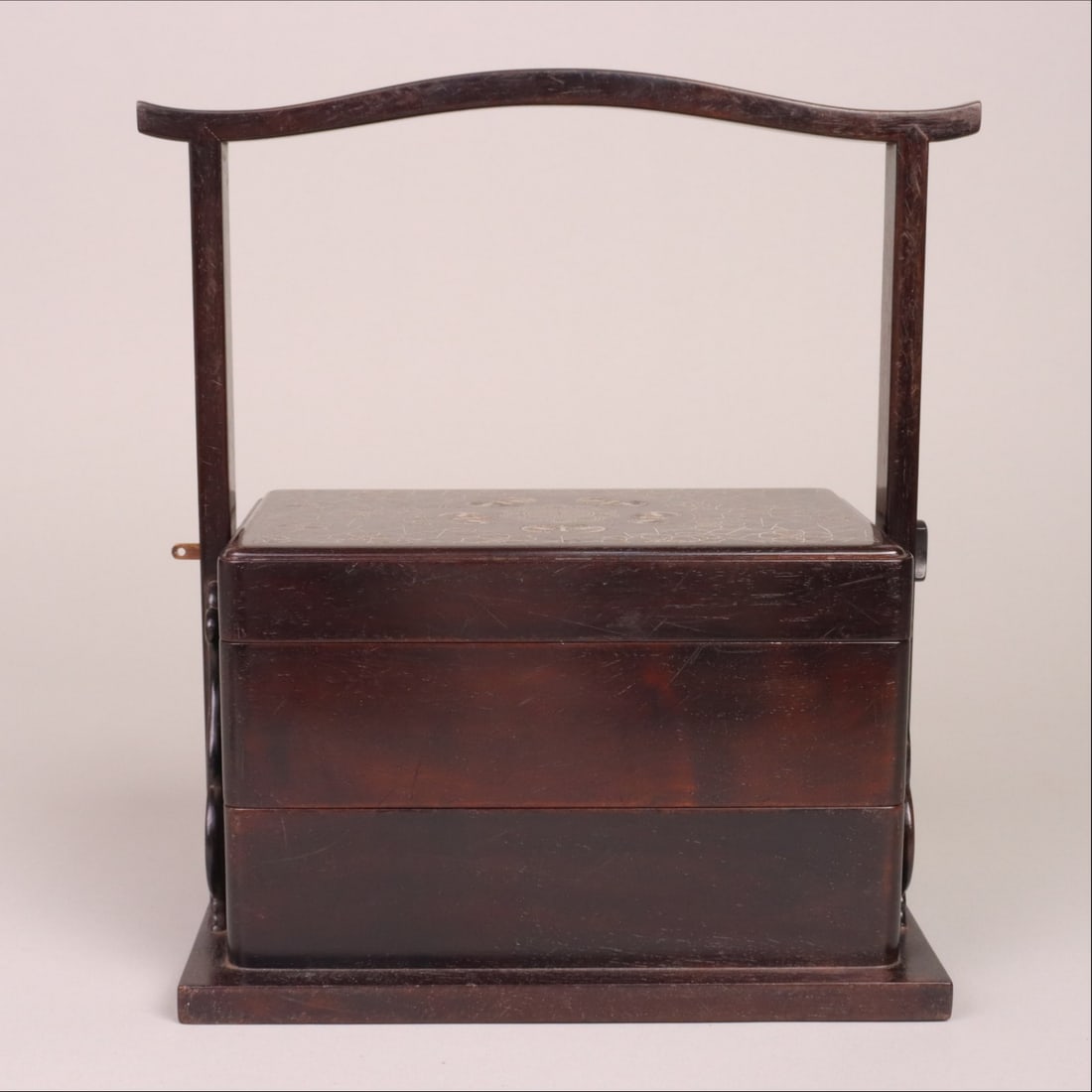 A beautiful rosewood lunchbox with a handle: Exquisite rosewood with a handle food box Size: H:24cm W: 14cm L: 20.5cm Size: H:24cm W: 14cm L: 20.5cm (The Dimensions Of All Batches Are Manually Measured.If You Need More Detailed Information,