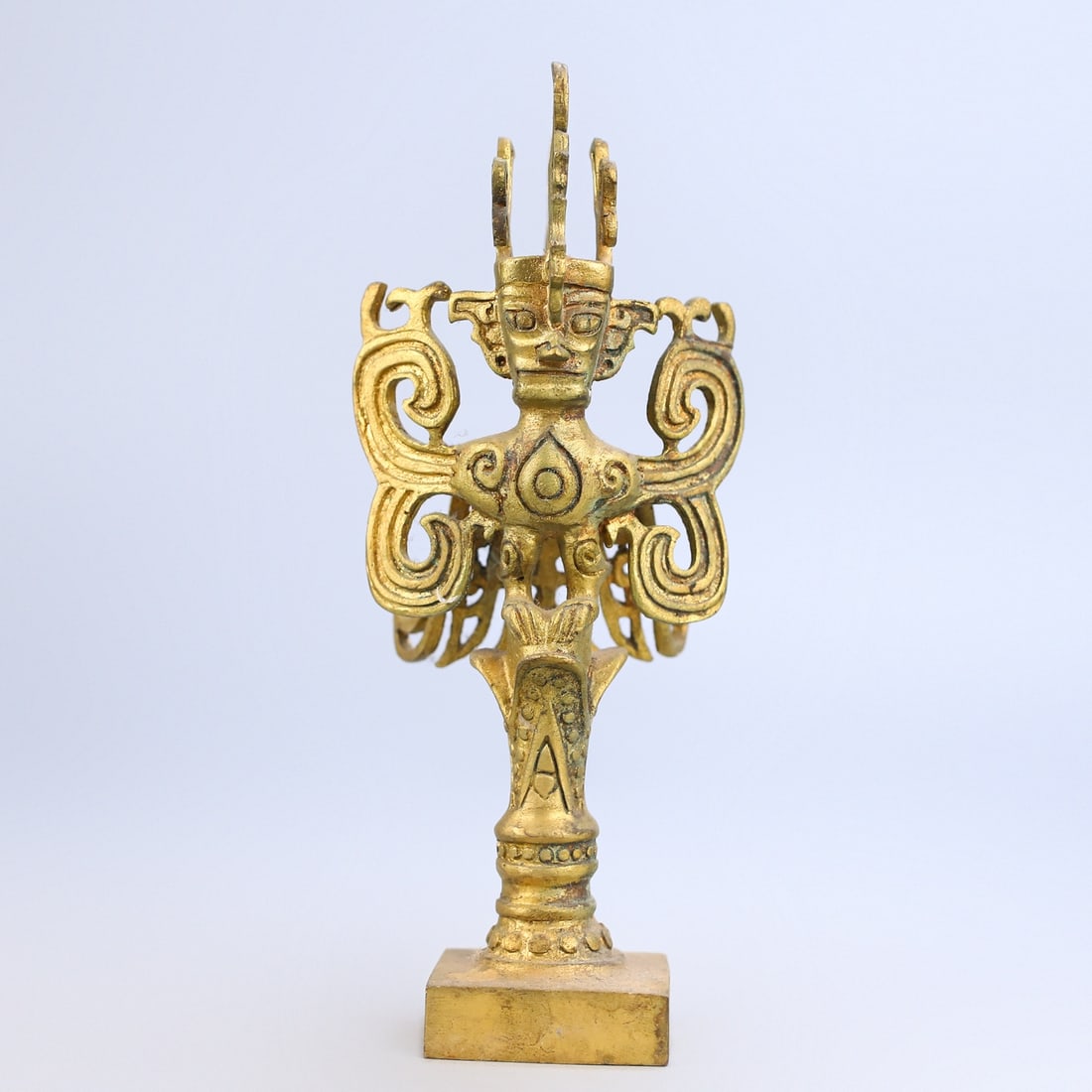 A finely crafted bronze-gilded Sanxingdui figure: Exquisite bronze-gilded Sanxingdui figures Size: H: 19.6cm W: 9cm W: 0.43 kg Size: H: 19.6cm W: 9cm W: 0.43 kg (The Dimensions Of All Batches Are Manually Measured.If You Need More Detailed Informatio