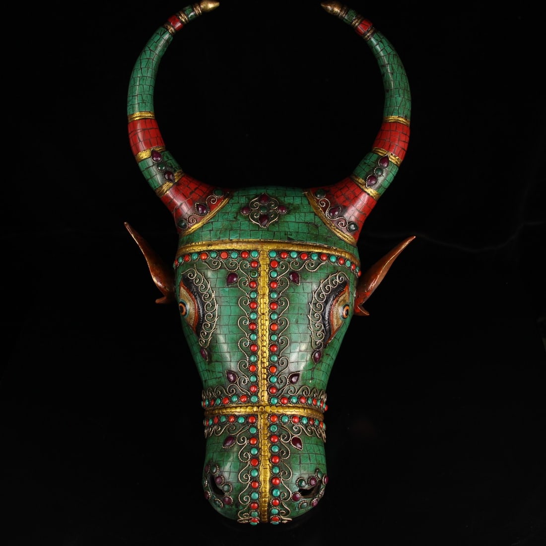 A finely crafted pure copper inlaid gemstone painted gold-painted evil-warding bull head (1 of 9)