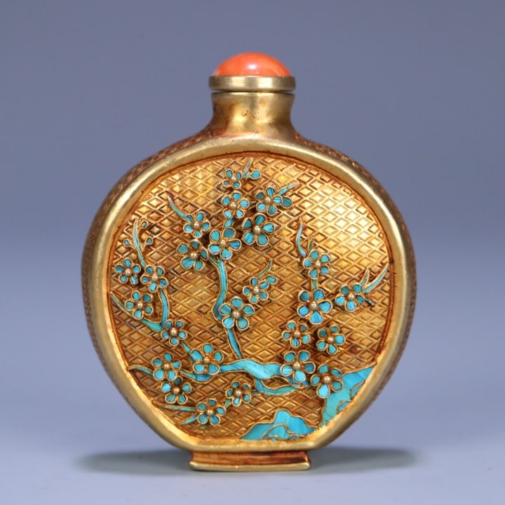 A beautiful silver-gilt plum blossom snuff bottle: Exquisite silver-gilt plum blossom snuff bottle Size:7.3x5.9x2.8cm W: 0.065 kg Size:7.3x5.9x2.8cm W: 0.065 kg (The Dimensions Of All Batches Are Manually Measured.If You Need More Detailed