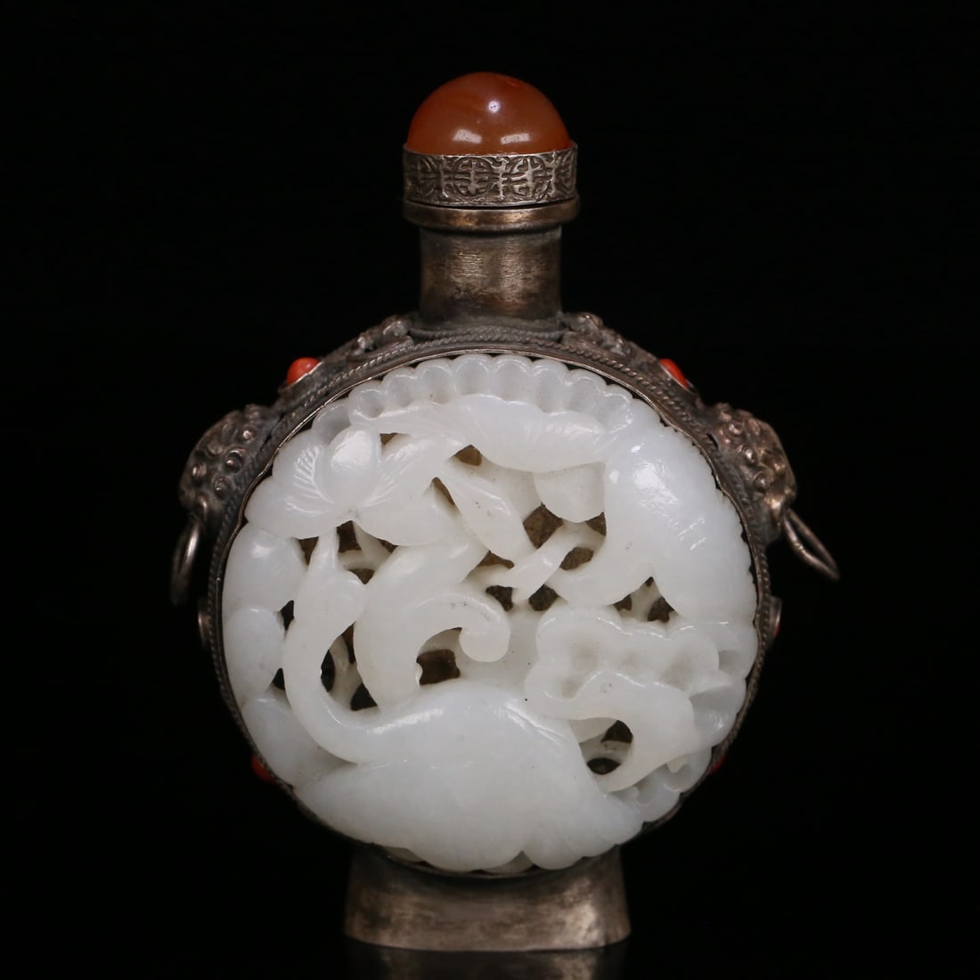 A Qing Dynasty pure silver inlaid Hetian jade lotus and egret pattern snuff bottle: A pure silver snuff bottle inlaid with Hetian jade lotus and egret motif from the Qing Dynasty Size:9x6.5x4 cm W: 0.1595 kg Size:9x6.5x4 cm W: 0.1595 kg (The Dimensions Of All Batches Are Manually Mea