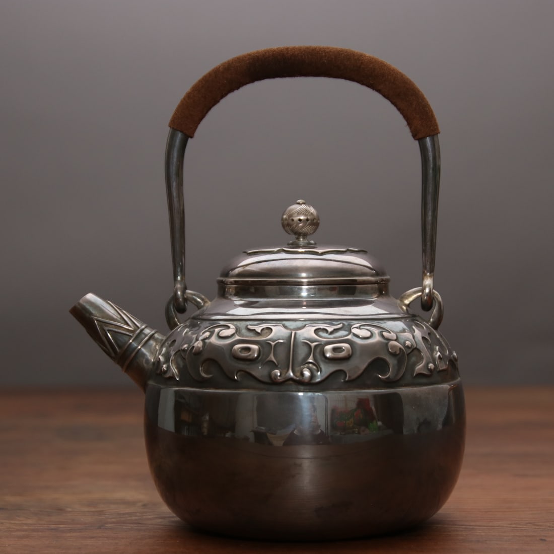 A finely crafted silver pot made by Zang Liu: Exquisite silver pot crafted by Zang Liu Size: D:18cmH:20cm W: 0.571kg Size: D:18cmH:20cm W: 0.571kg (The Dimensions Of All Batches Are Manually Measured.If You Need More Detailed Information, Please