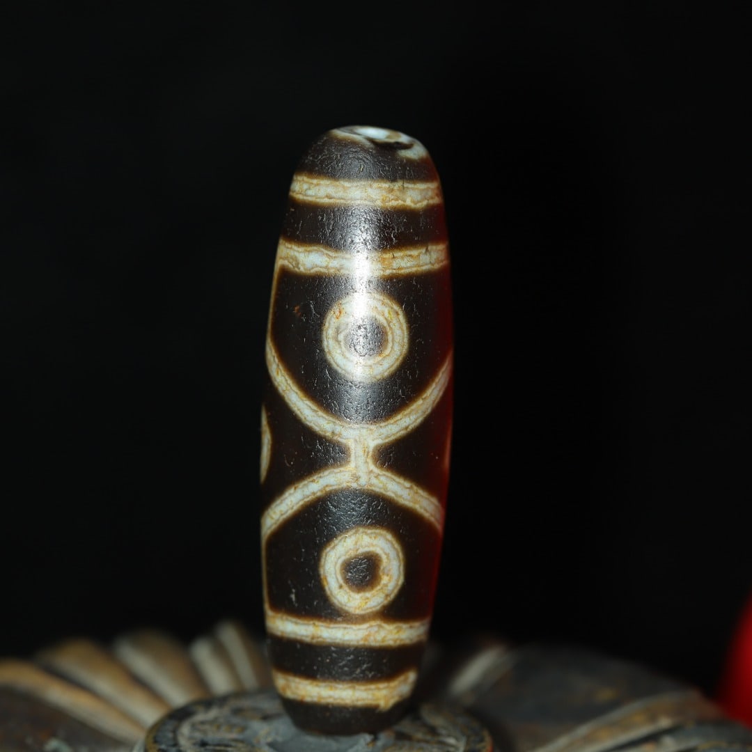 A beautiful six-eyed Dzi bead: Exquisite six-eyed Dzi beads Size:55x16mm W: 0.025 kg Size:55x16mm W: 0.025 kg (The Dimensions Of All Batches Are Manually Measured.If You Need More Detailed Information, Please Contact Our Customer S