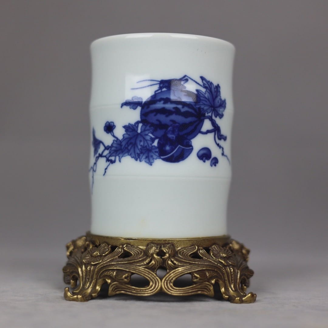 A finely crafted brush holder with a blue-and-white watermelon pattern inlaid with copper base: Exquisite blue-and-white watermelon motif with a copper base pen holder Size: H: 14cm Calibre: 8cm Bottom:10.5cm Size: H: 14cm Calibre: 8cm Bottom:10.5cm (The Dimensions Of All Batches Are Manually Me