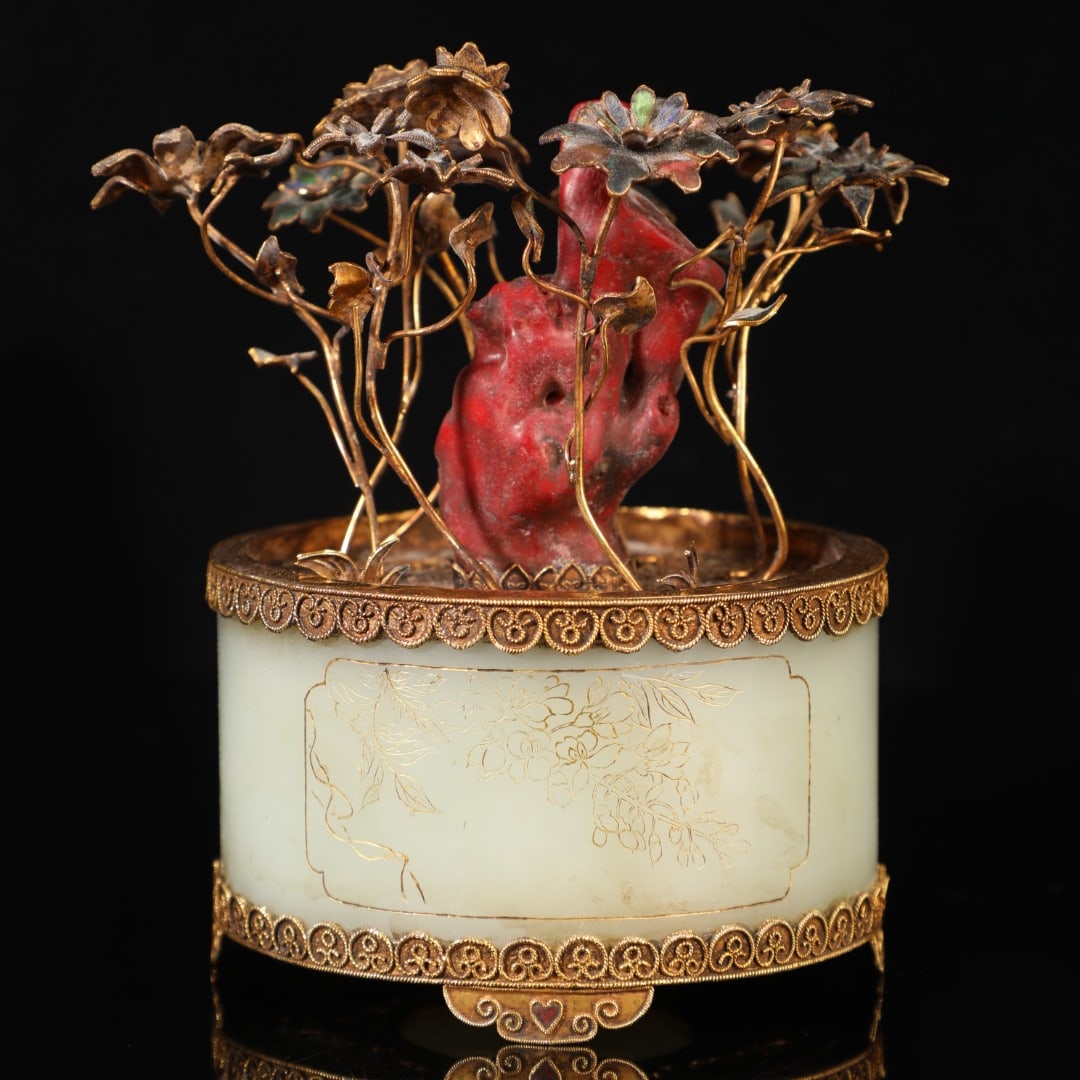 A fine piece of Hetian jade inlaid with silver gilding: Exquisite Hetian jade inlaid with silver gilding Size: D: 11.5cm H: 15.5cm W: 0.949 kg Size: D: 11.5cm H: 15.5cm W: 0.949 kg (The Dimensions Of All Batches Are Manually Measured.If You Need More Detai