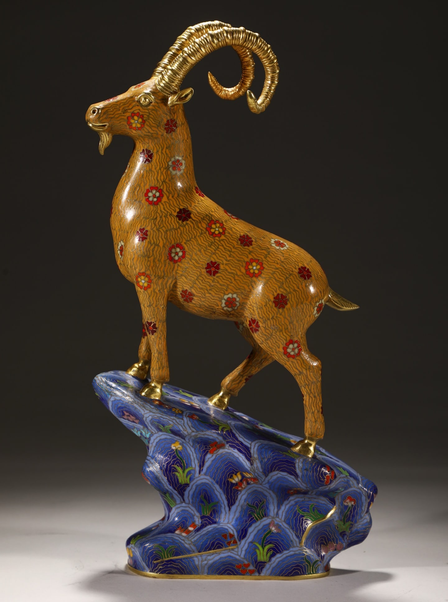 A Qing Dynasty finely cast bronze-bodied cloisonne enamel leading sheep ornament: A Qing Dynasty finely cast copper-inlaid cloisonne enamel leader sheep ornament Size: H: 40.7cm W: 23cm W: 5 kg Size: H: 40.7cm W: 23cm W: 5 kg (The Dimensions Of All Batches Are Manually Measured.If 