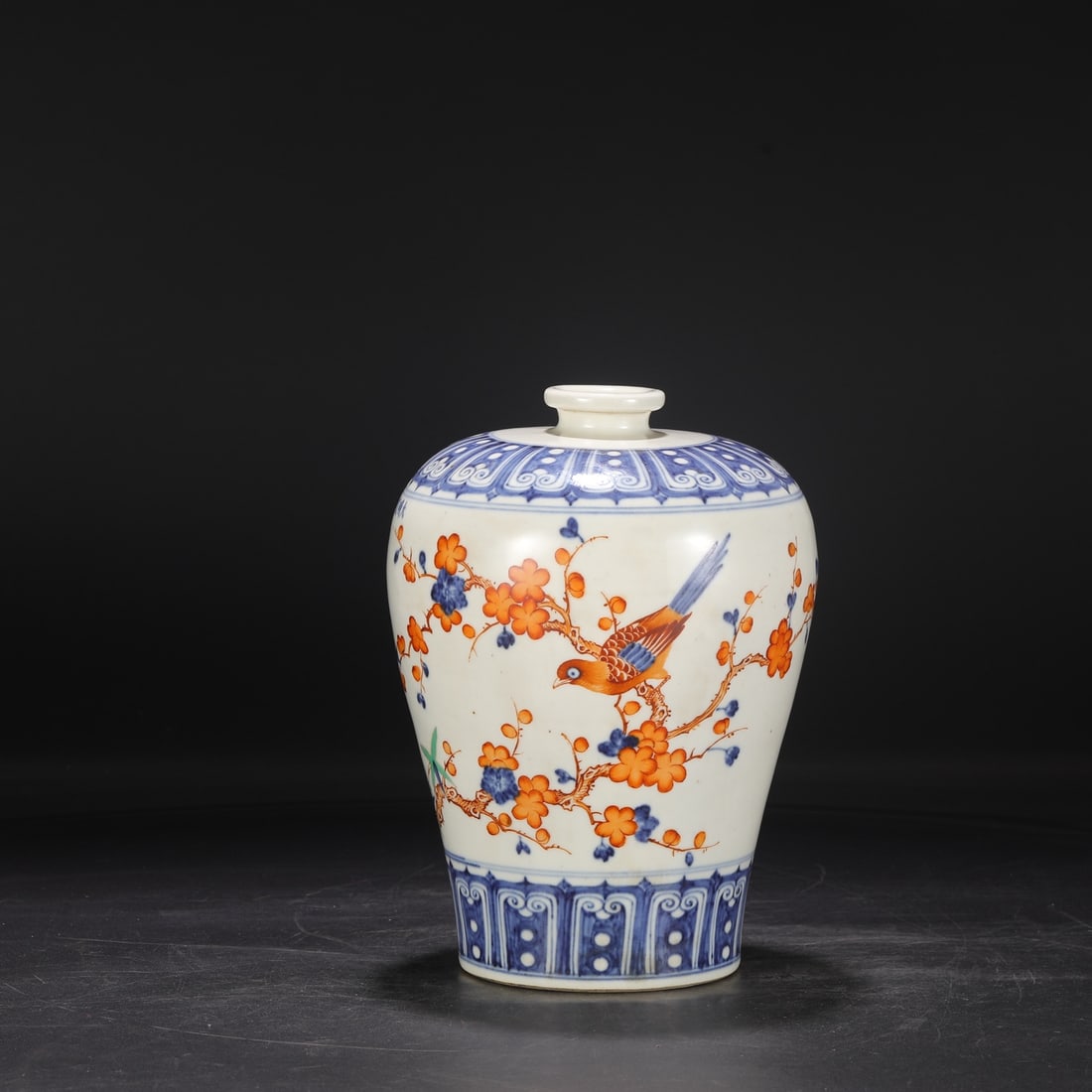 A large blue-and-white five-colored plum vase from the Xuande period of the Ming Dynasty, adorned: A large blue-and-white five-color plum vase made during the Xuande period of the Ming Dynasty, adorned with joy at the brow Size: H:29cm Calibre: 6cm Belly diameter: 20 cm Size: H:29cm Calibre: 6cm Be