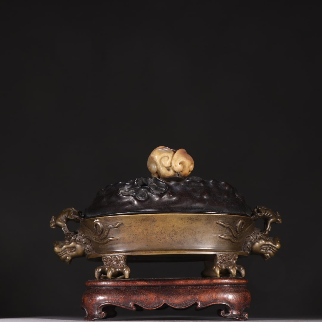 A Qing Dynasty bronze dragon incense burner: A bronze dragon incense burner from the Qing Dynasty Size: H: 15cm W: 20cm W: 1.4529 kg Size: H: 15cm W: 20cm W: 1.4529 kg (The Dimensions Of All Batches Are Manually Measured.If You Need More Detaile