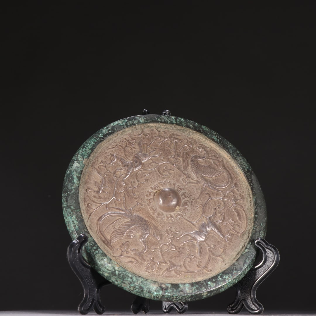A Han Dynasty bronze mirror with phoenix and deer patterns and entwined branches: Han dynasty bronze mirror with phoenix and deer patterns and entwined branches Size: W: 14.3cm W: 0.46kg Size: W: 14.3cm W: 0.46kg (The Dimensions Of All Batches Are Manually Measured.If You Need More