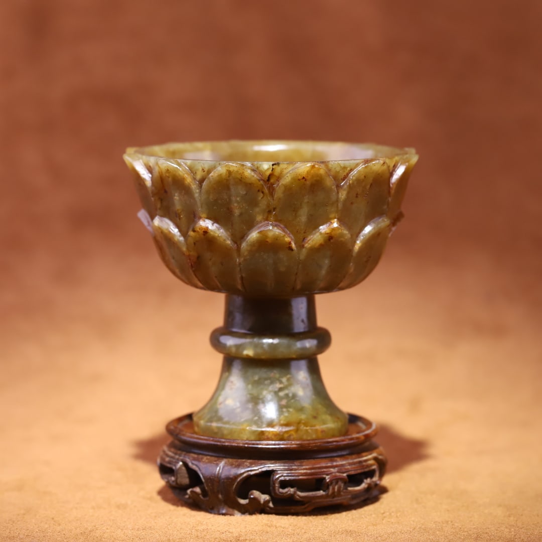 A Song Dynasty Hetian jade seed lotus petal-shaped high-footed cup (1 of 9)